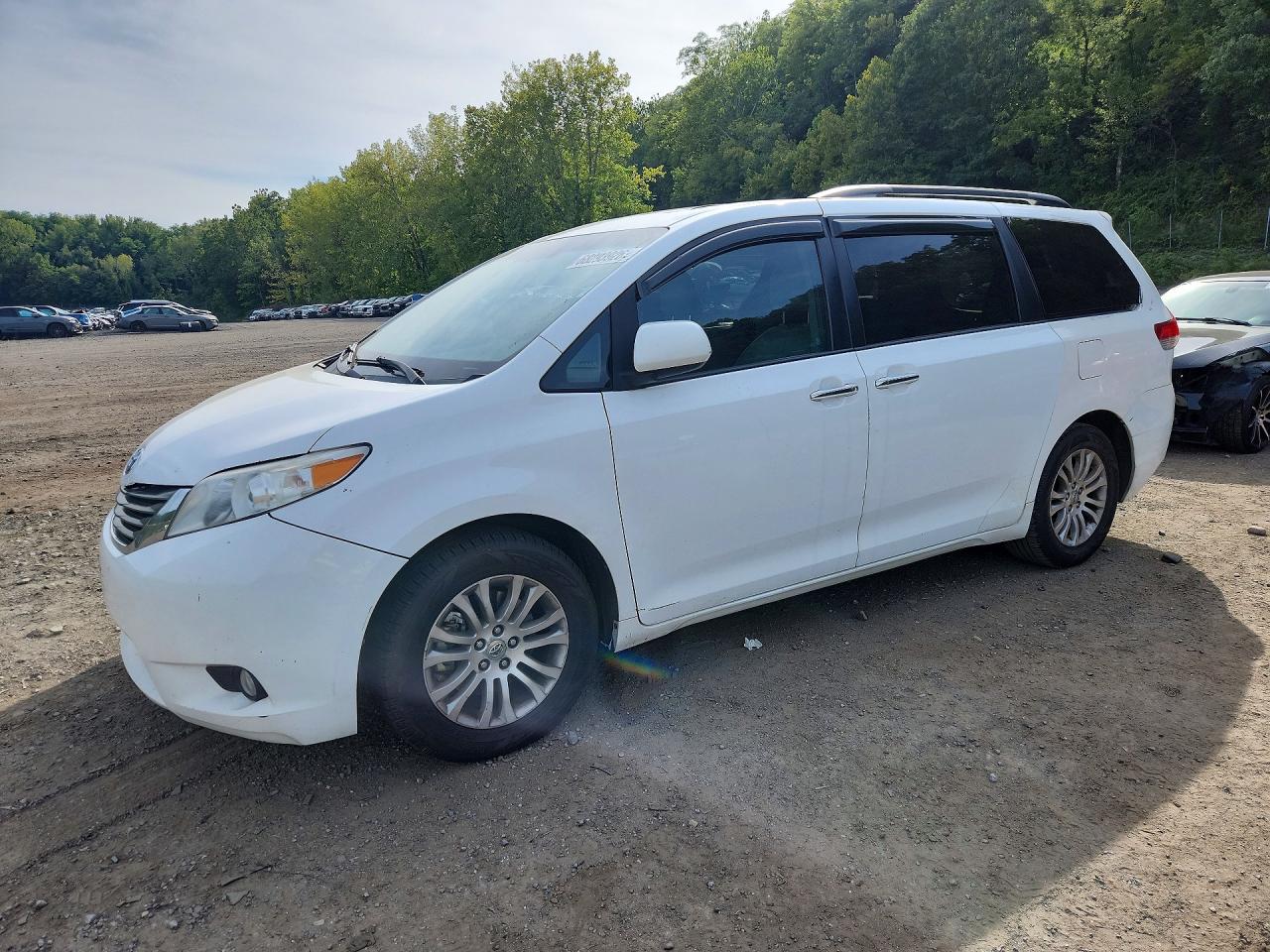 2012 Toyota Sienna Xle 8-passenger White vin: 5TDYK3DC4CS223808