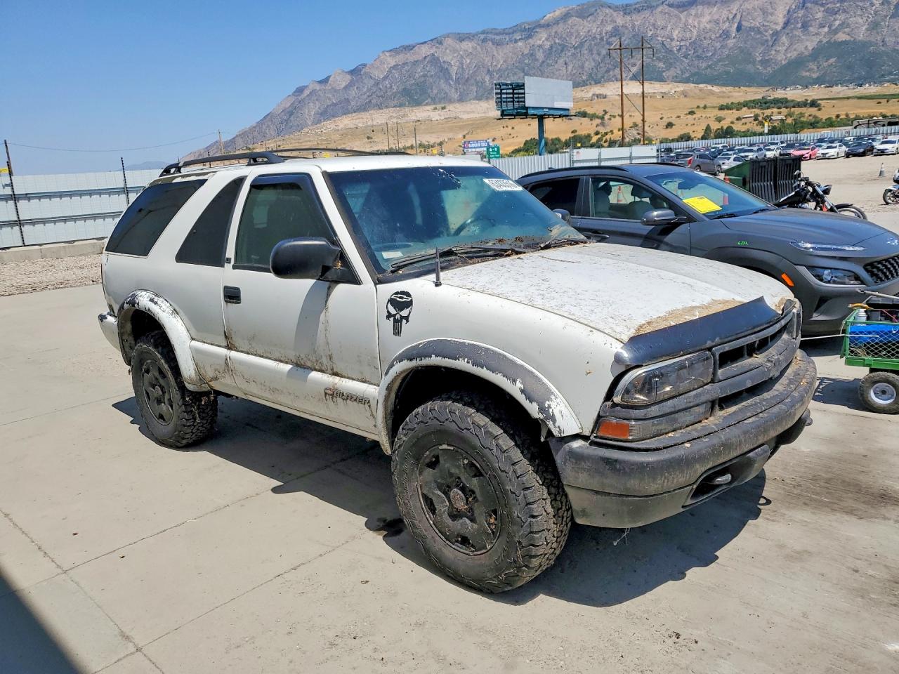 2001 Chevrolet Blazer White vin: 1GNCT18WX1K163836