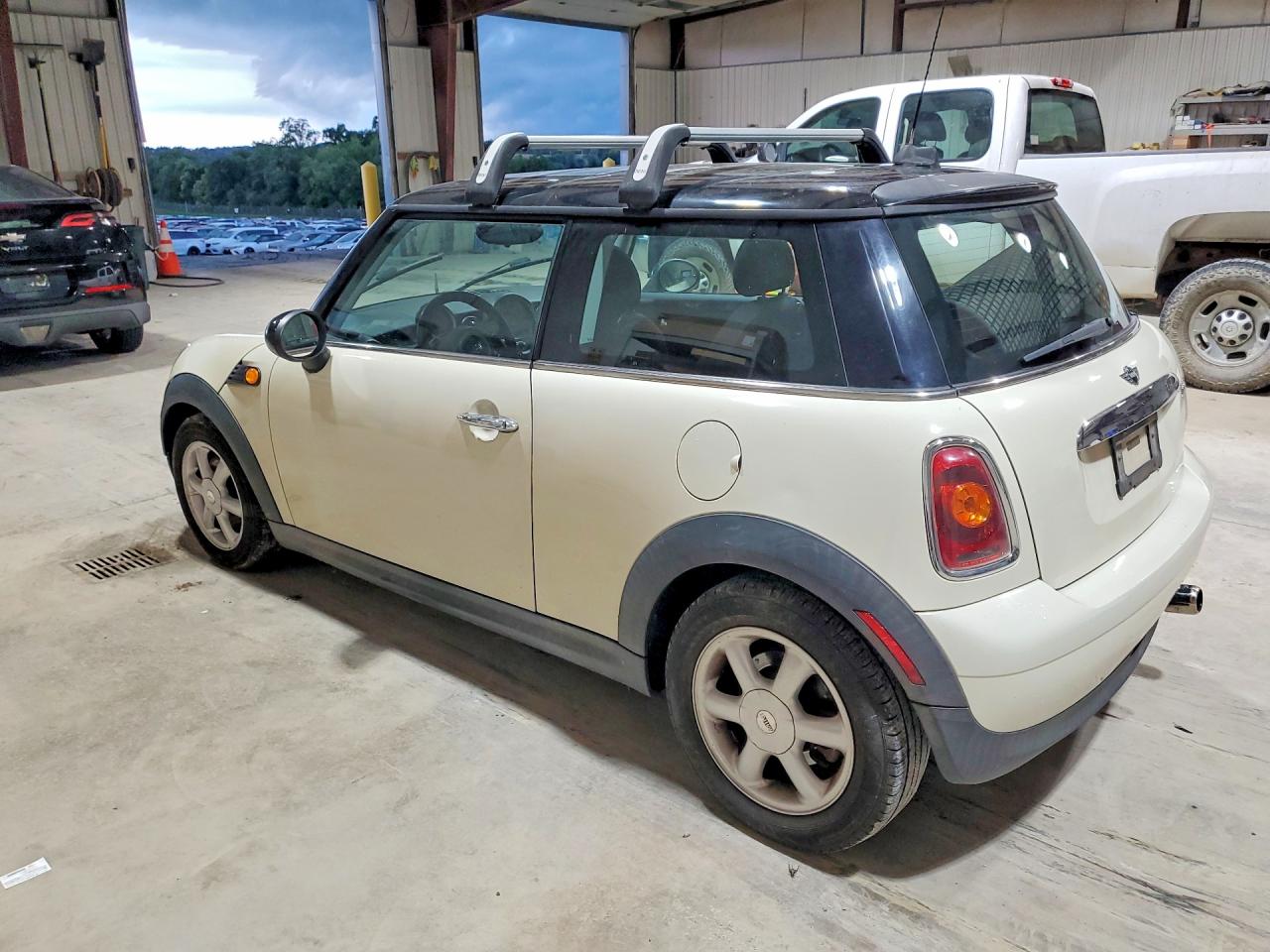 2009 Mini Cooper White vin: WMWMF33519TW77463