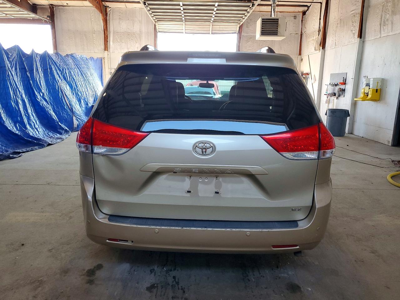 2013 Toyota Sienna Xle 8-passenger Gold vin: 5TDYK3DC6DS404703