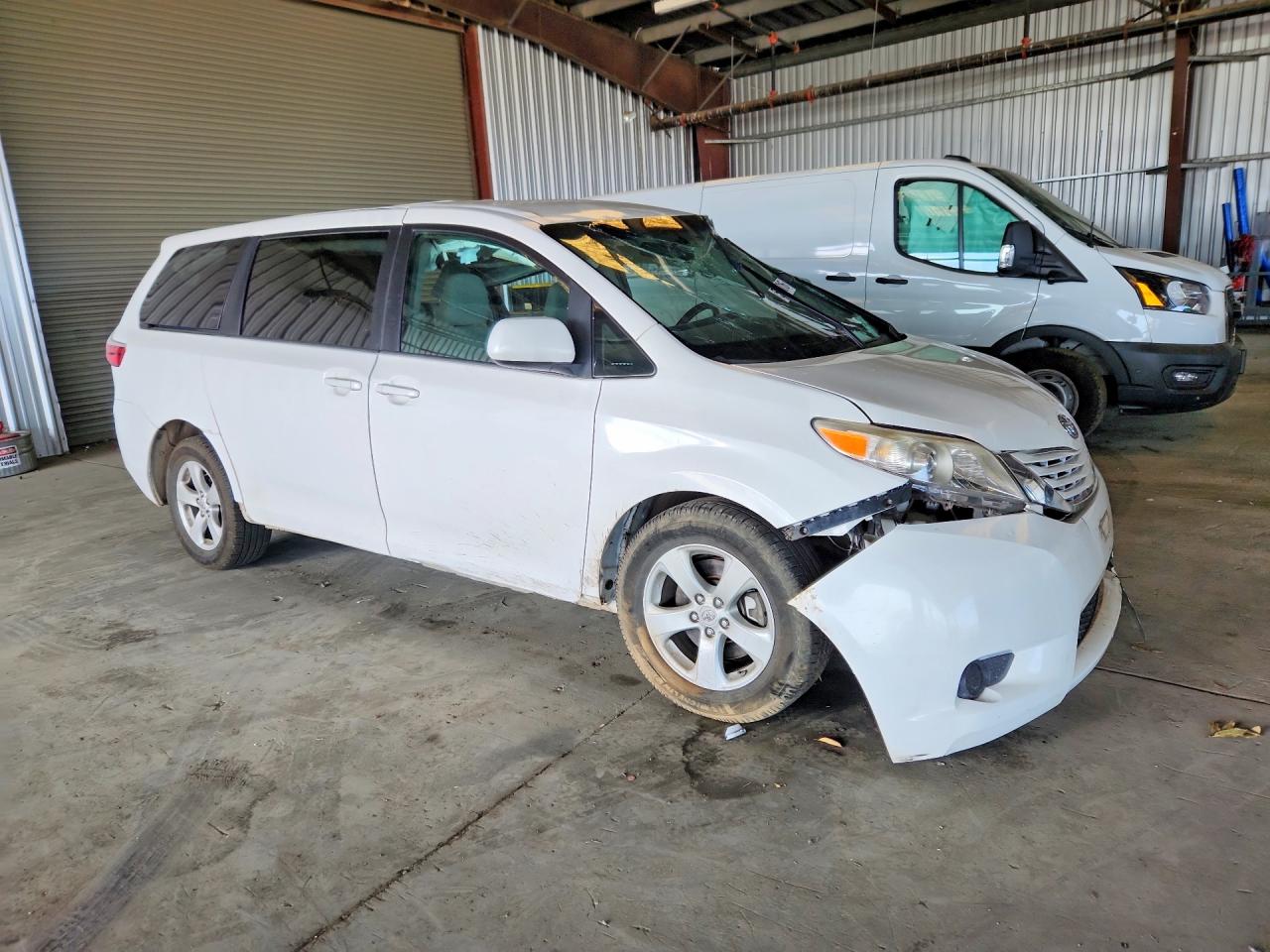 2015 Toyota Sienna L 7-passenger White vin: 5TDZK3DC5FS600753
