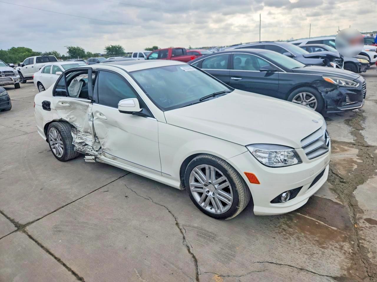 2008 Mercedes-benz C 300 White vin: WDDGF54X18R035287