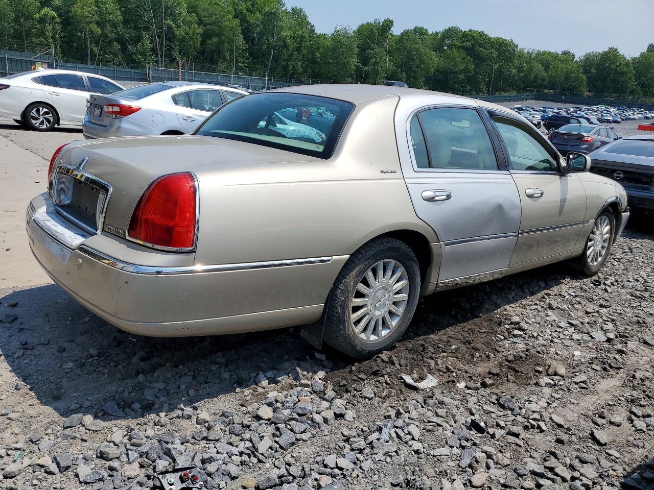 2004 Lincoln Town Car Executive Red vin: 1LNHM81W04Y679666