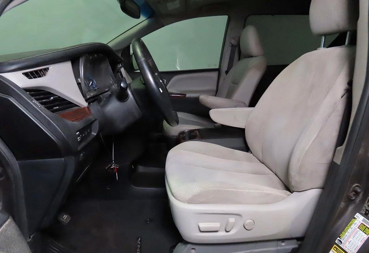 2016 Toyota Sienna Limited 7-passenger Gray vin: 5TDDK3DC4GS137600