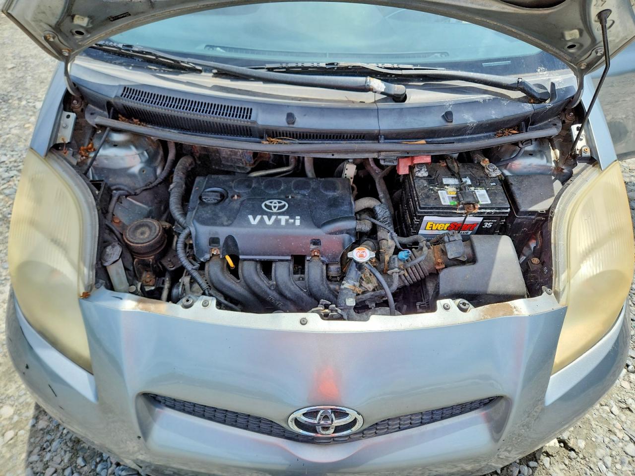 2009 Toyota Yaris Base Серебряный vin: JTDJT903X95263929