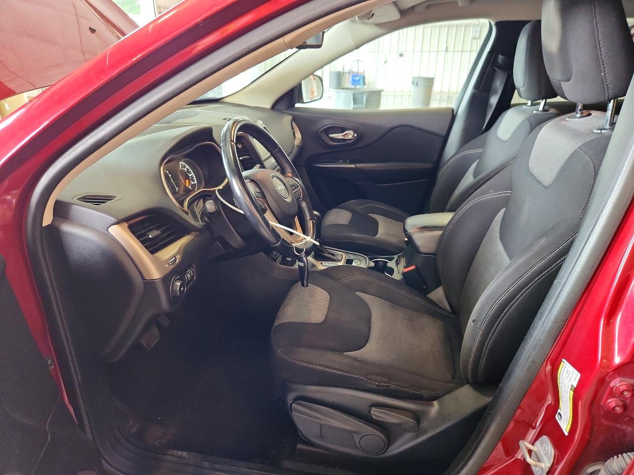 2014 Jeep Cherokee Latitude Red vin: 1C4PJMCSXEW232433