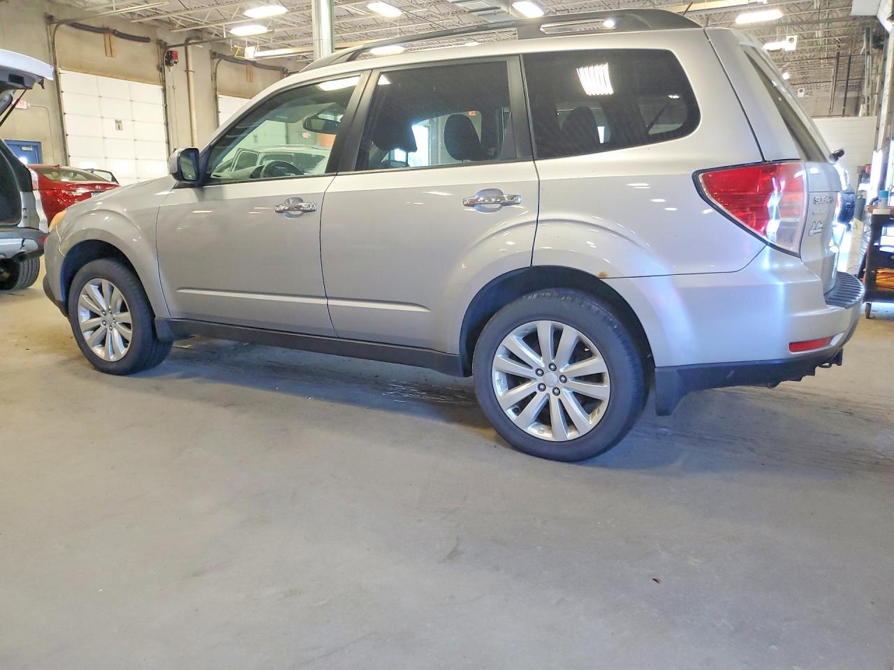2013 Subaru Forester 2.5x Premium Серебряный vin: JF2SHADC6DH416204
