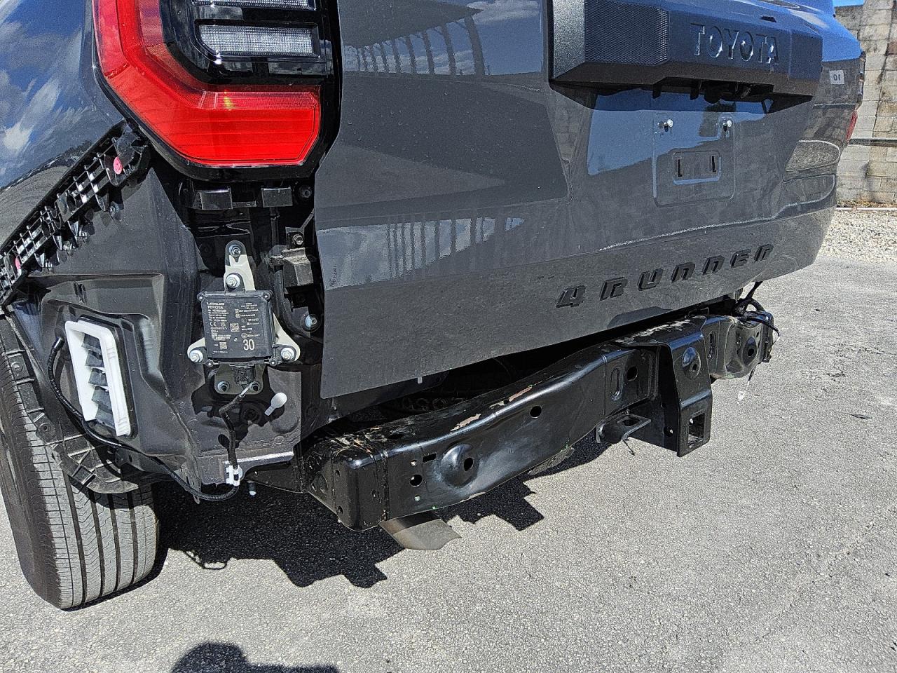2025 Toyota 4runner Sr5 Угольный vin: JTEVA5BR8S5037990 Damage: Rear Bumper, Broken, Replacement Required
