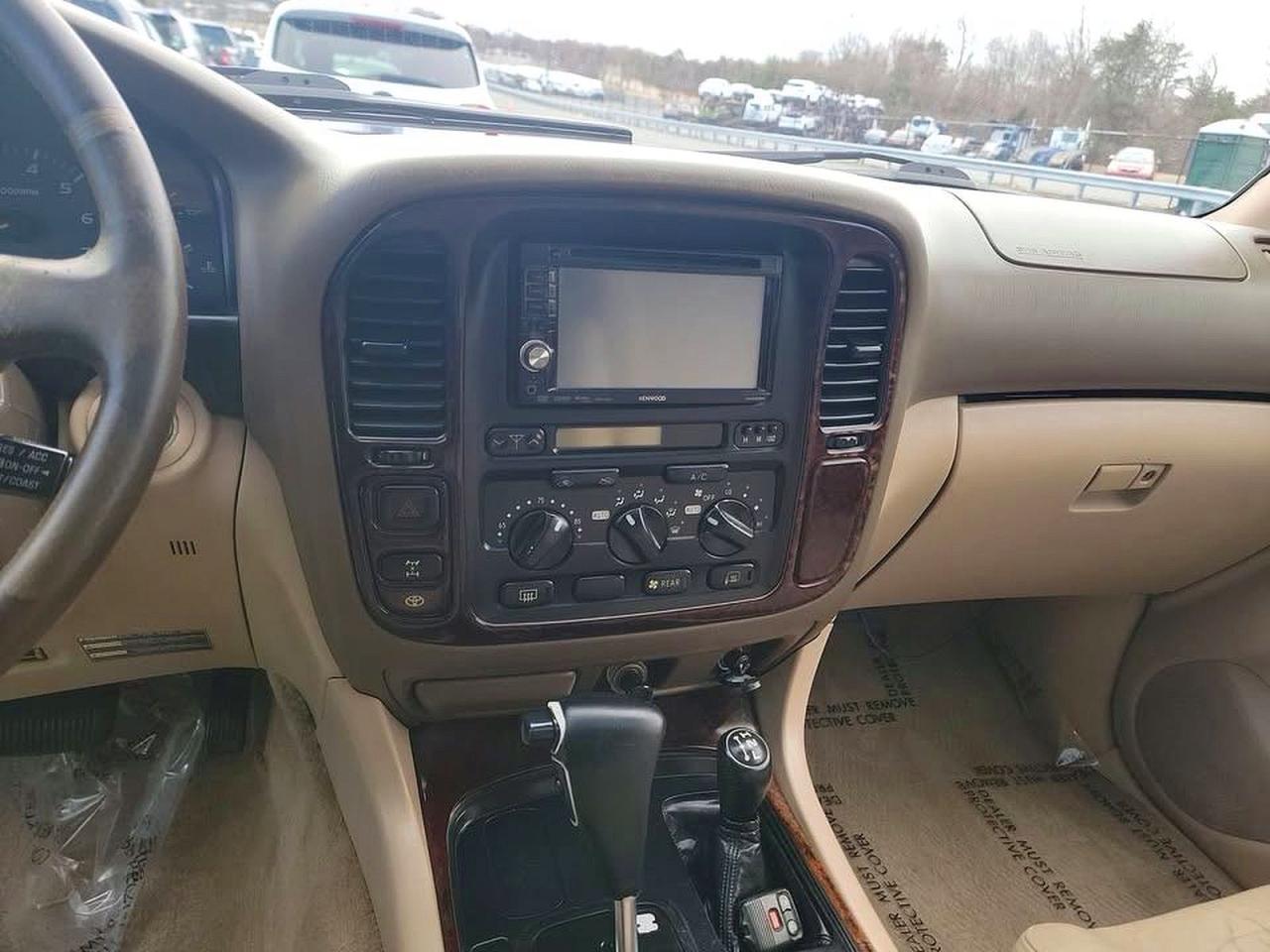 2000 Toyota Land Cruiser Base White vin: JT3HT05J4Y0113106