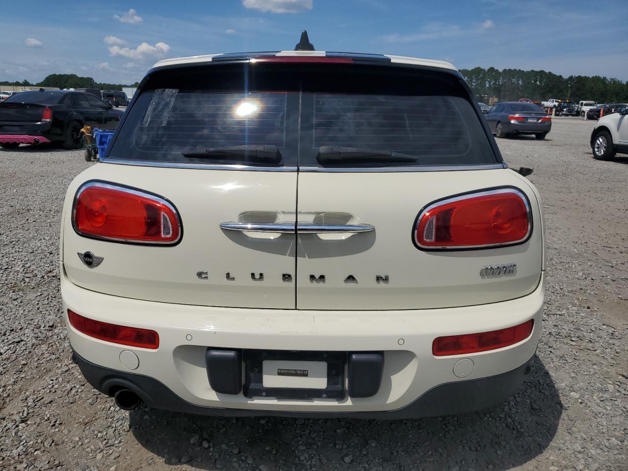 2018 Mini Cooper Clubman Белый vin: WMWLN5C50J2E34573
