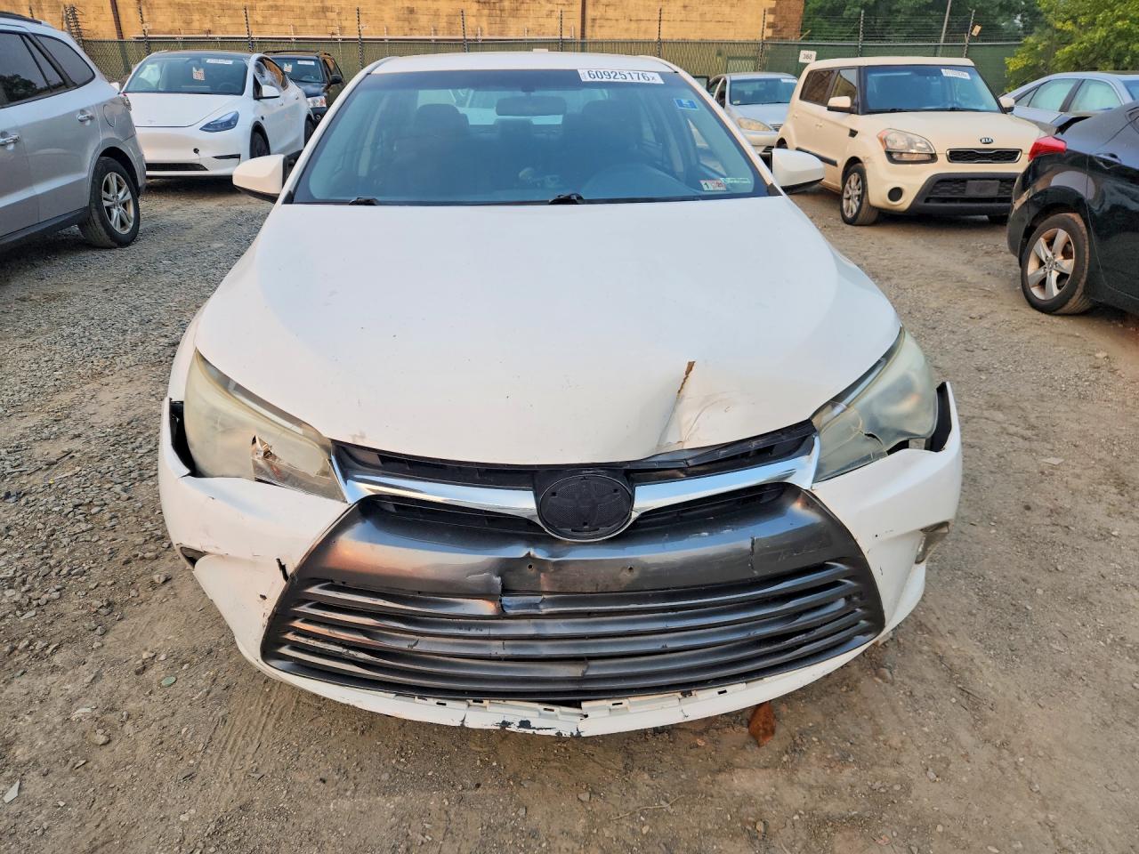 2015 Toyota Camry Le White vin: 4T1BF1FKXFU494306