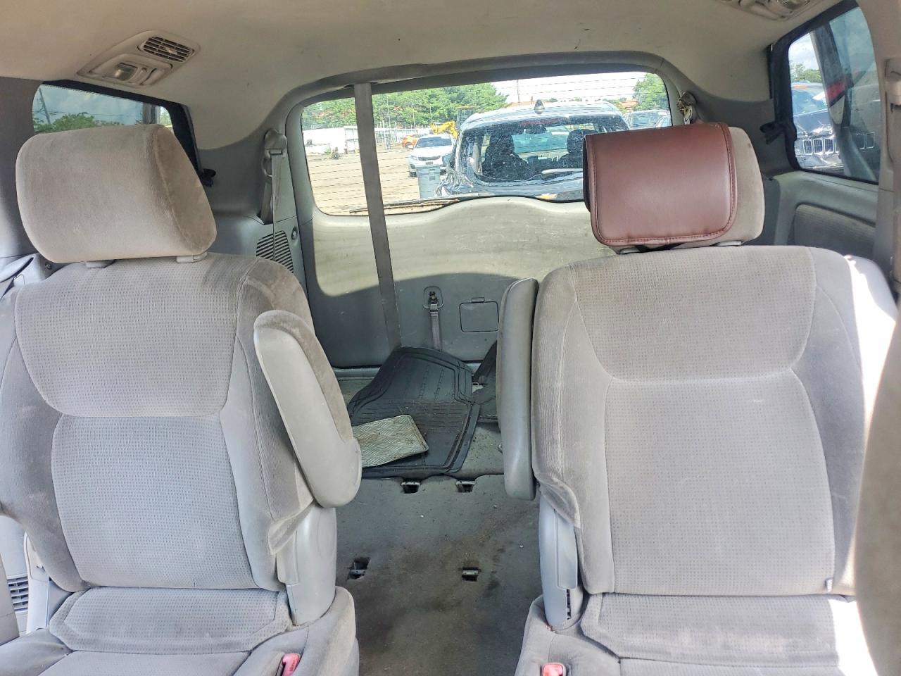 2004 Toyota Sienna Le 7 Passenger Silver vin: 5TDZA23C94S068550
