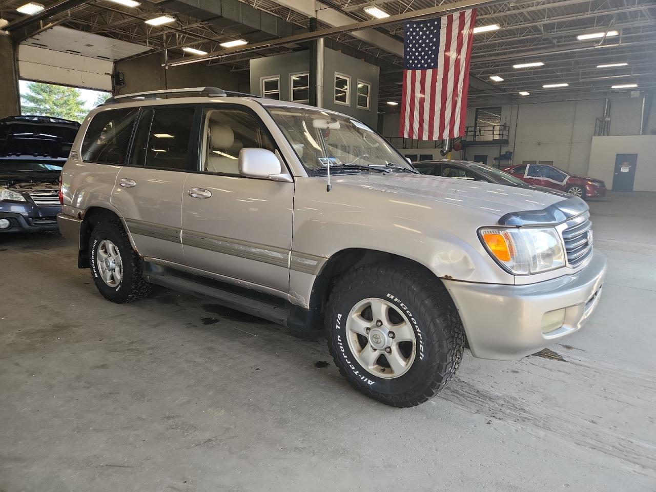 1999 Toyota Land Cruiser    Silver vin: JT3HT05J2X0067631