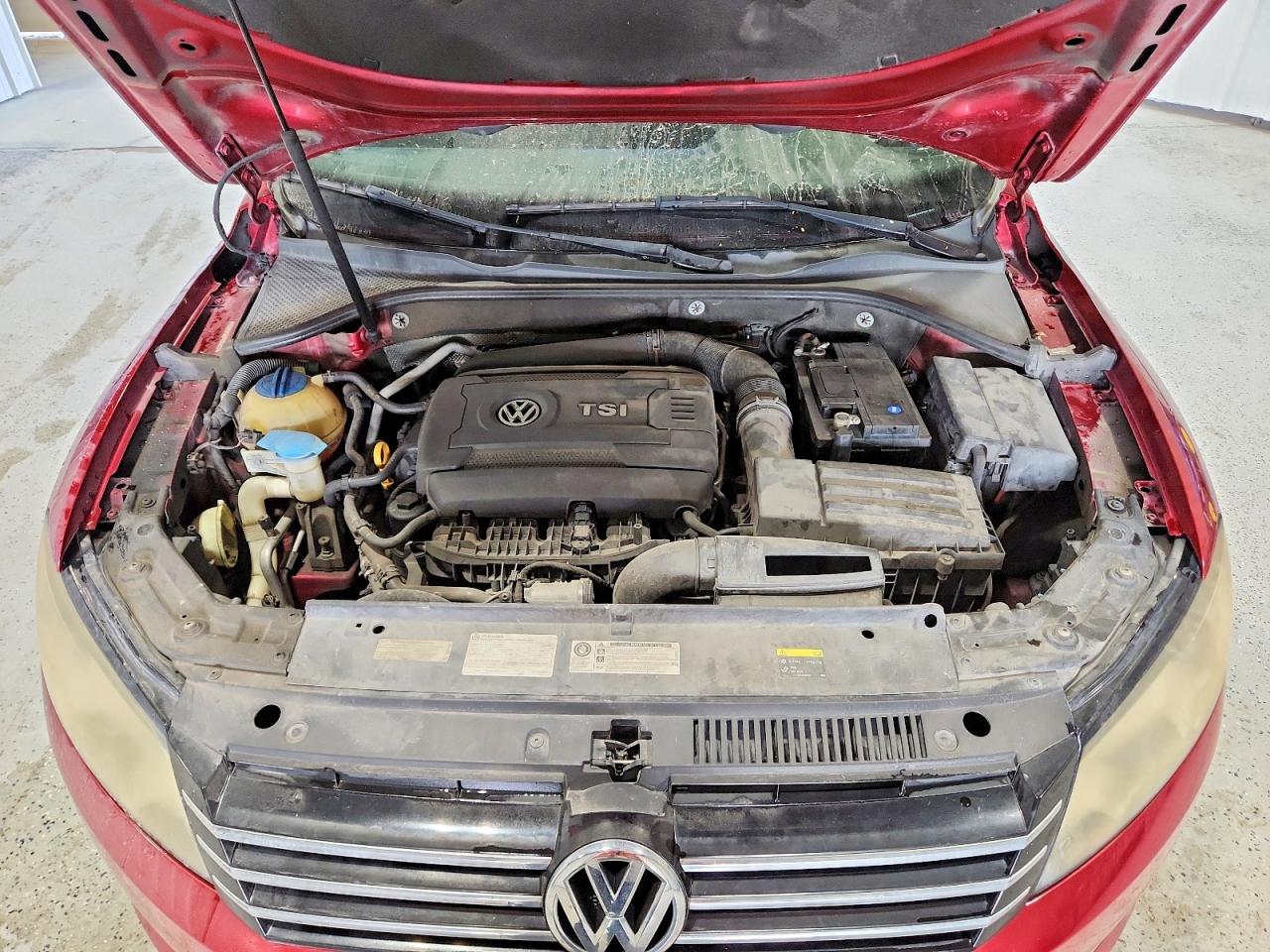 2015 Volkswagen Passat Se Red vin: 1VWBS7A37FC014017