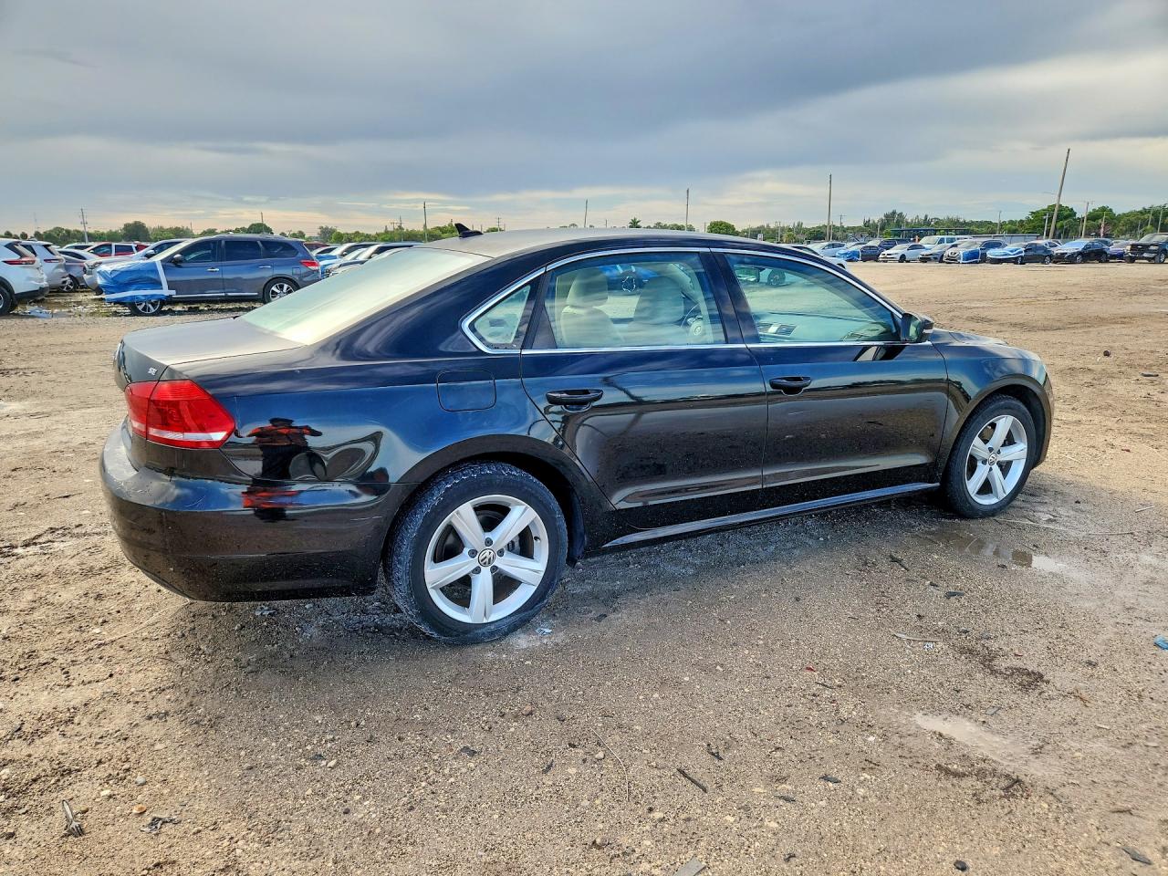 2013 Volkswagen Passat Se Black vin: 1VWBH7A33DC135736