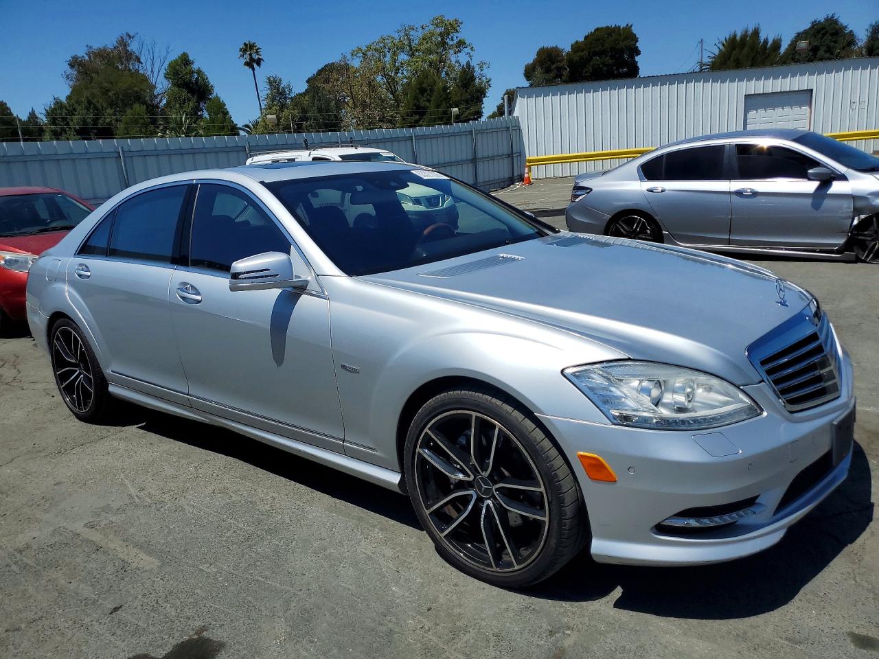 2012 Mercedes-benz S 550 Silver vin: WDDNG7DBXCA437174