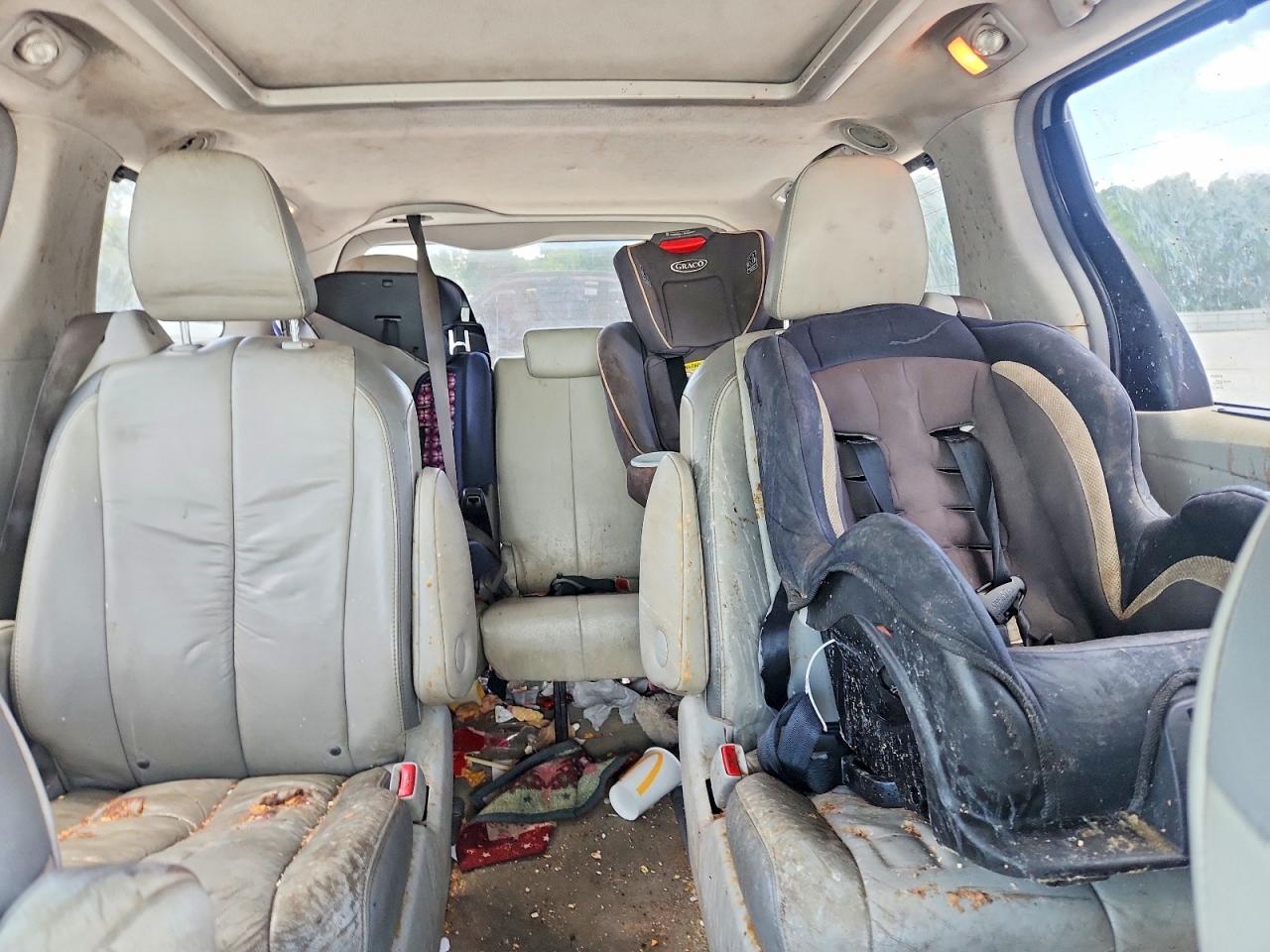 2011 Toyota Sienna Limited 7-passenger Silver vin: 5TDDK3DC1BS020016