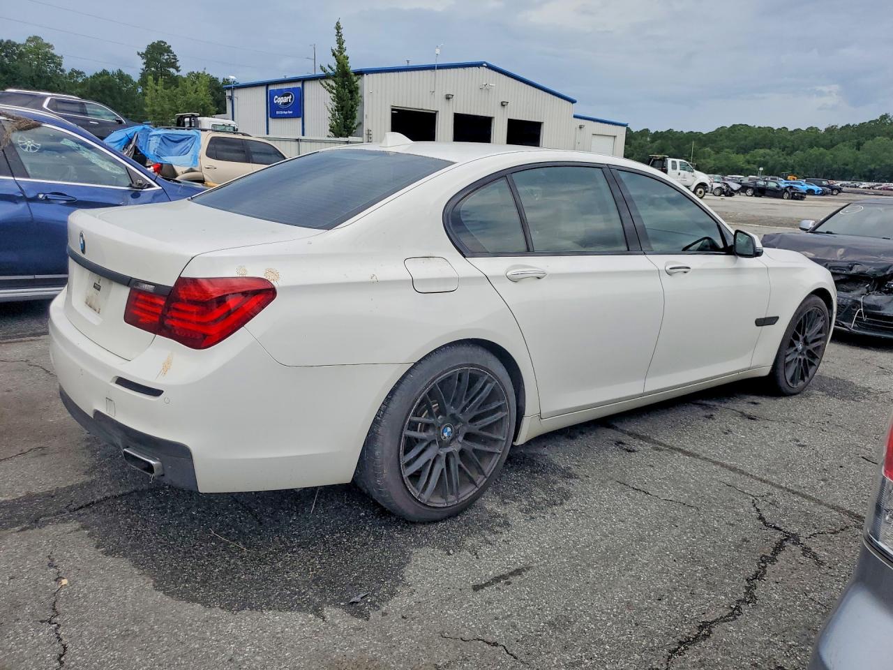 2015 Bmw 750 I Белый vin: WBAYA8C52FD825364