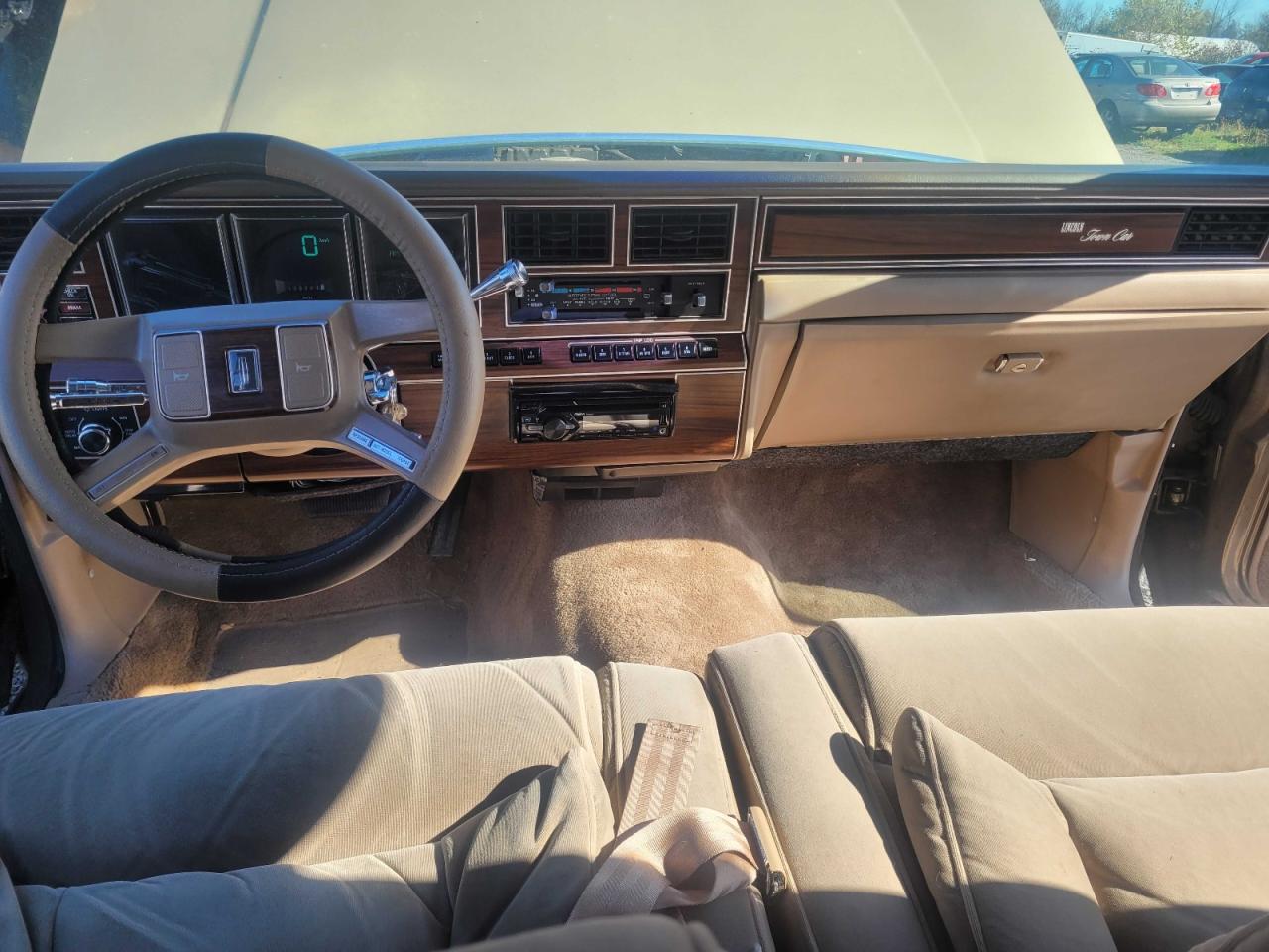 1988 Lincoln Town Car Signature Gold vin: 1LNBM82F3JY787229