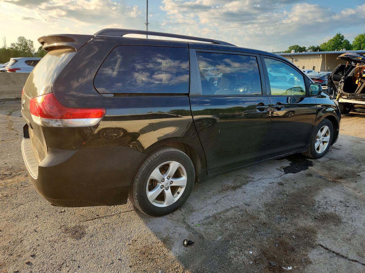 2011 Toyota Sienna Le Black vin: 5TDKK3DC8BS094136
