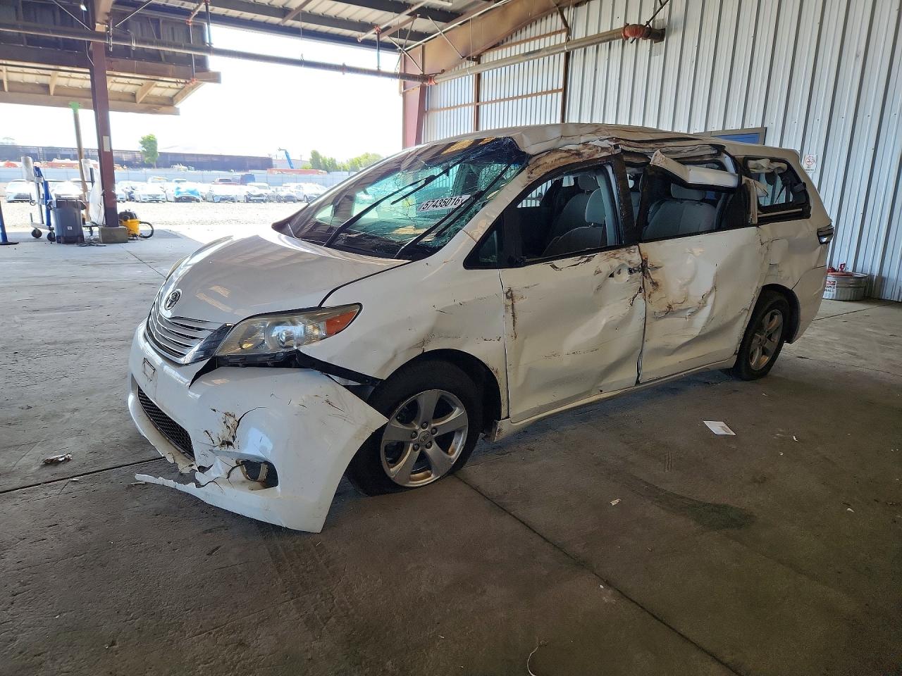 2015 Toyota Sienna L 7-passenger White vin: 5TDZK3DC5FS600753