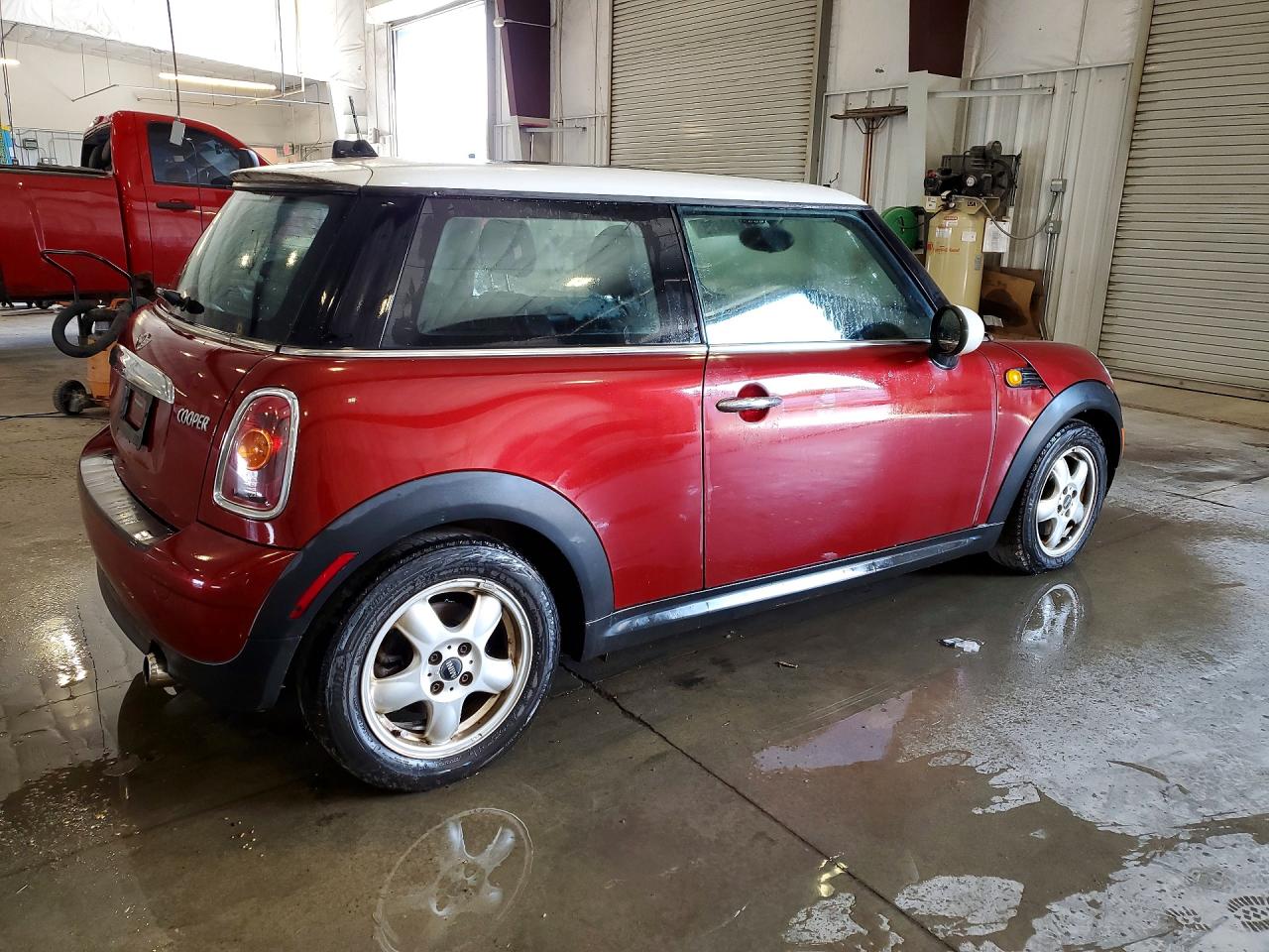 2009 Mini Cooper Maroon vin: WMWMF33519TU70314