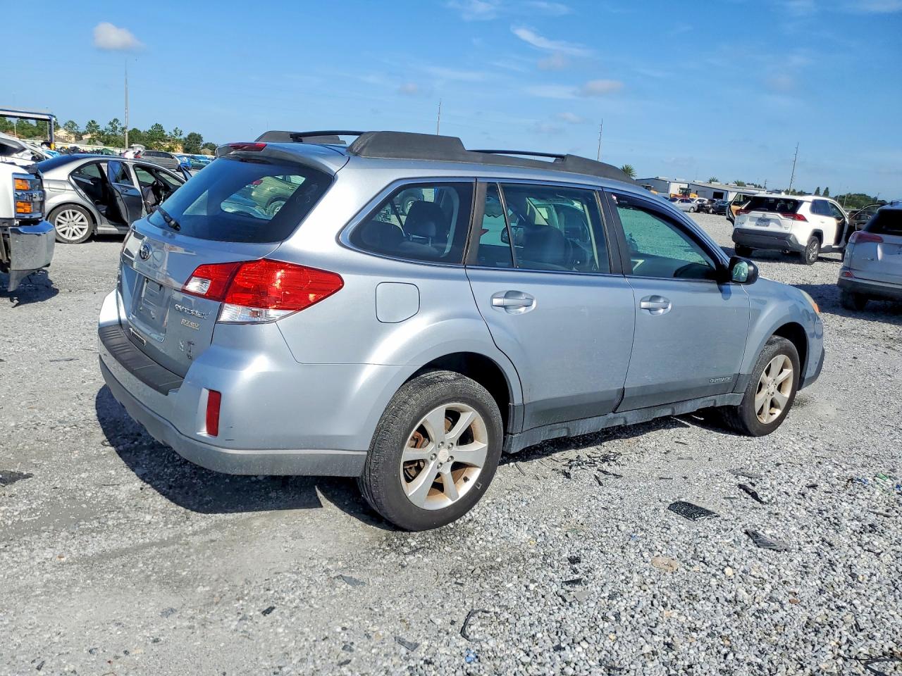 2014 Subaru Outback 2.5i Silver vin: 4S4BRBAC1E3307486