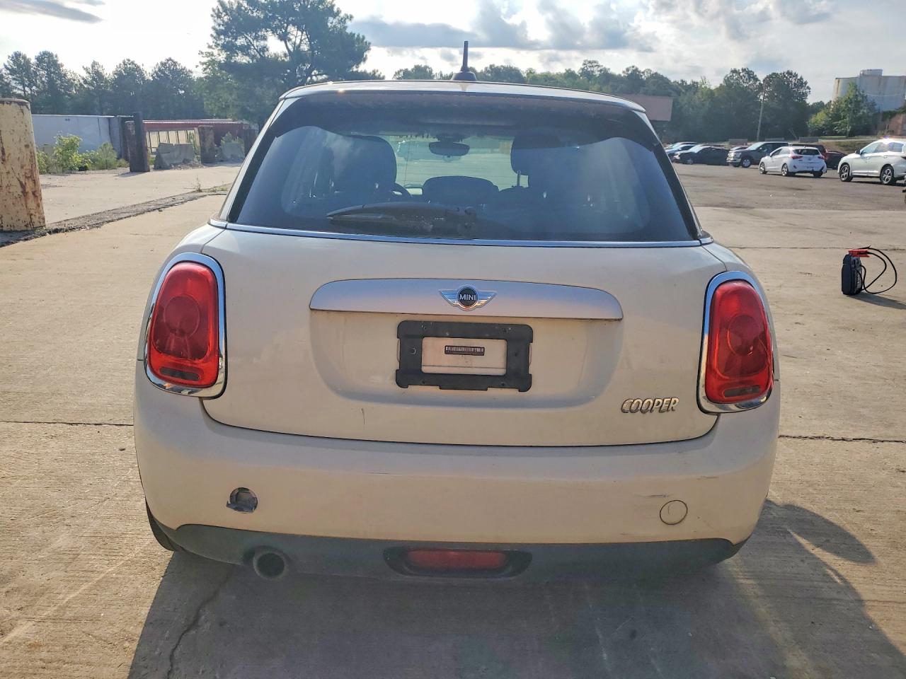 2015 Mini Cooper White vin: WMWXS5C5XFT837582