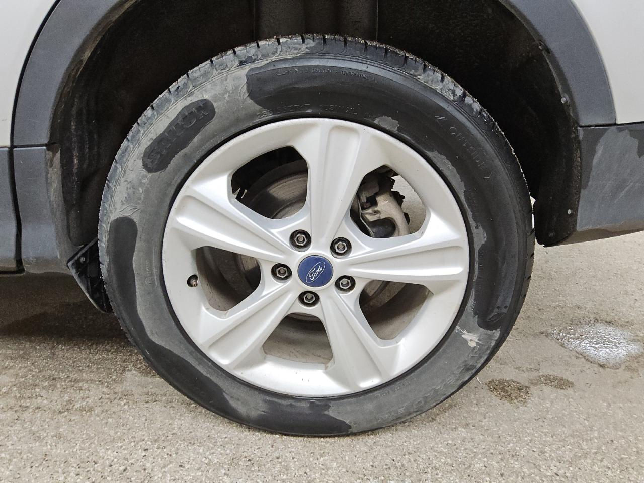 2014 Ford Escape Se Silver vin: 1FMCU9G9XEUC09574 Damage: Left Front Tire, Worn, Replacement Required