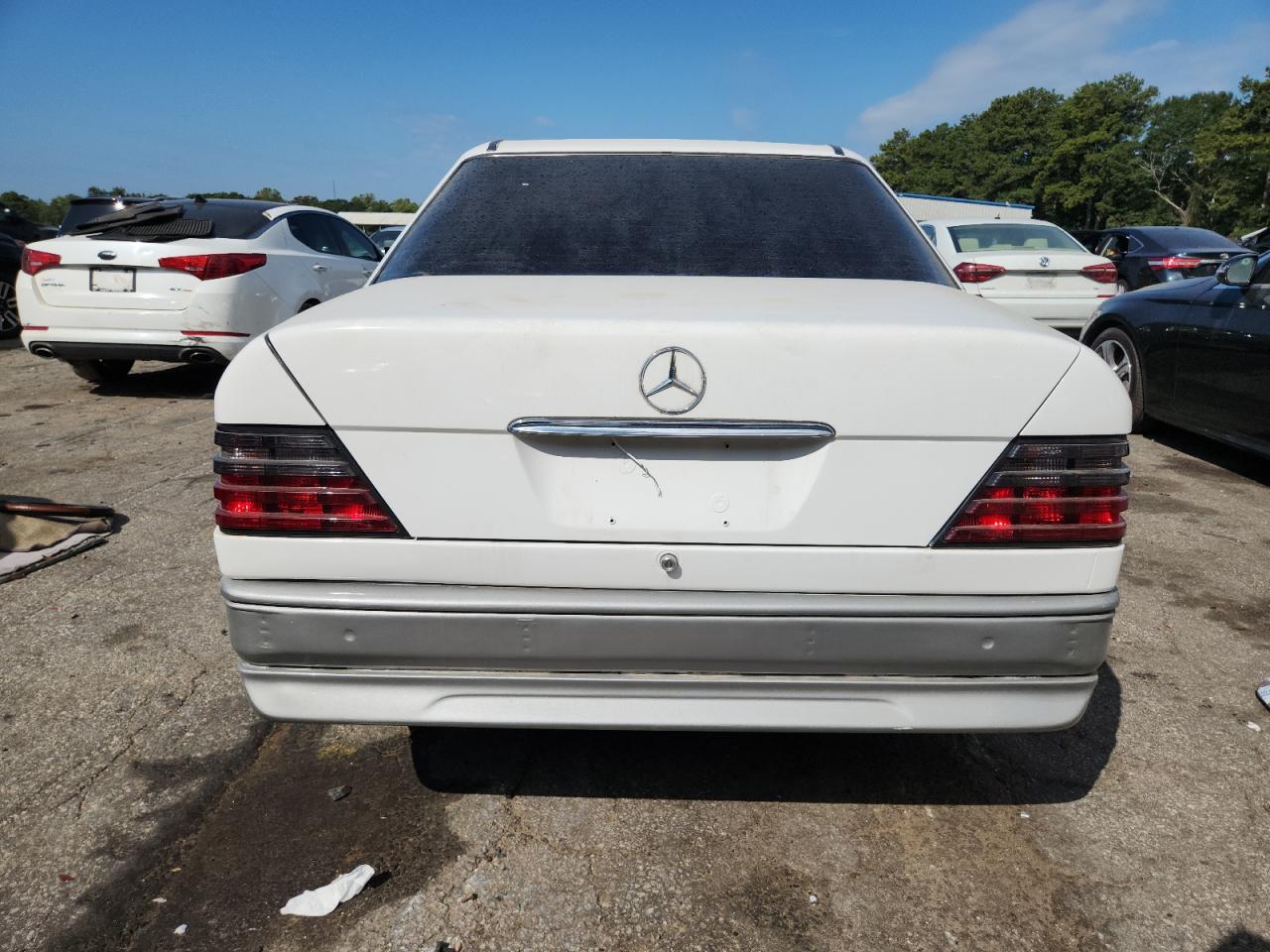 1995 Mercedes-benz E 320 Base White vin: WDBEA32E6SC263753
