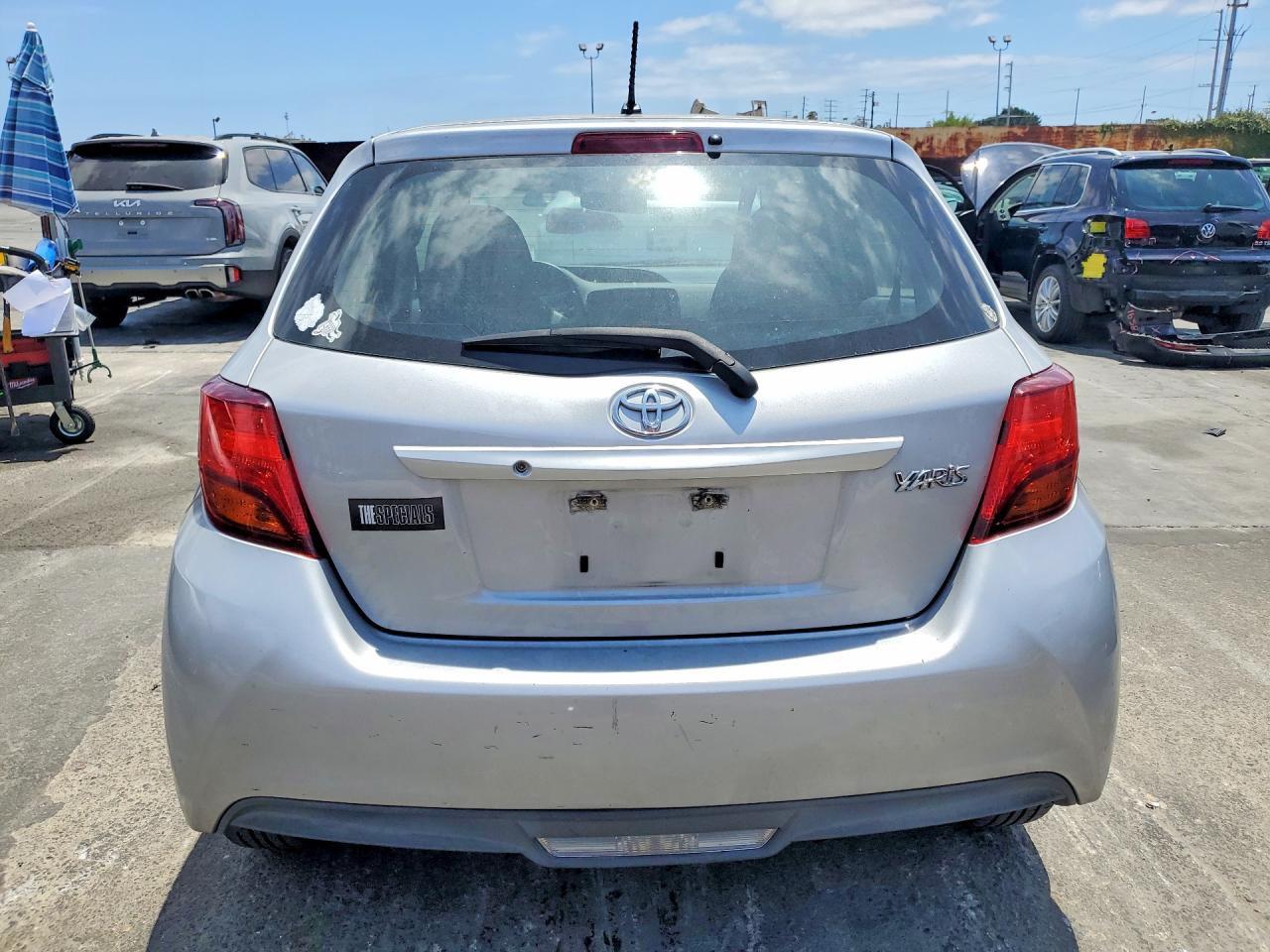 2015 Toyota Yaris 5-door L Silver vin: VNKKTUD31FA035281