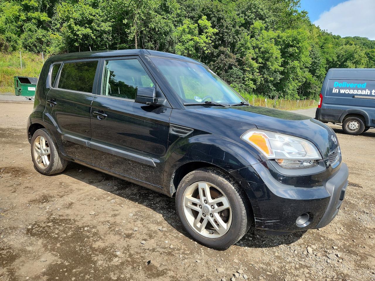 2011 Kia Soul + Black vin: KNDJT2A25B7209428