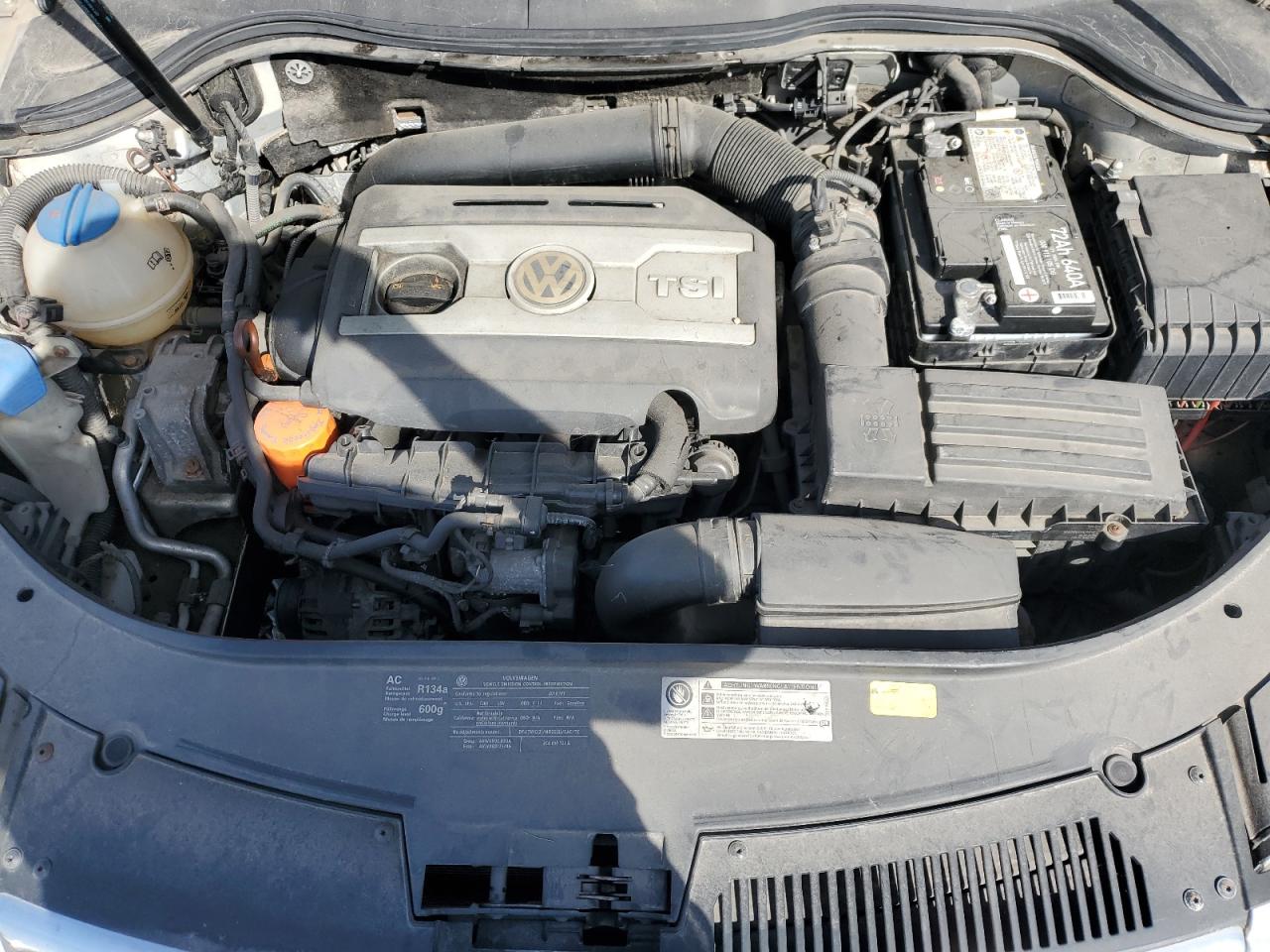 2010 Volkswagen Passat Komfort Silver vin: WVWJK7AN9AE148105