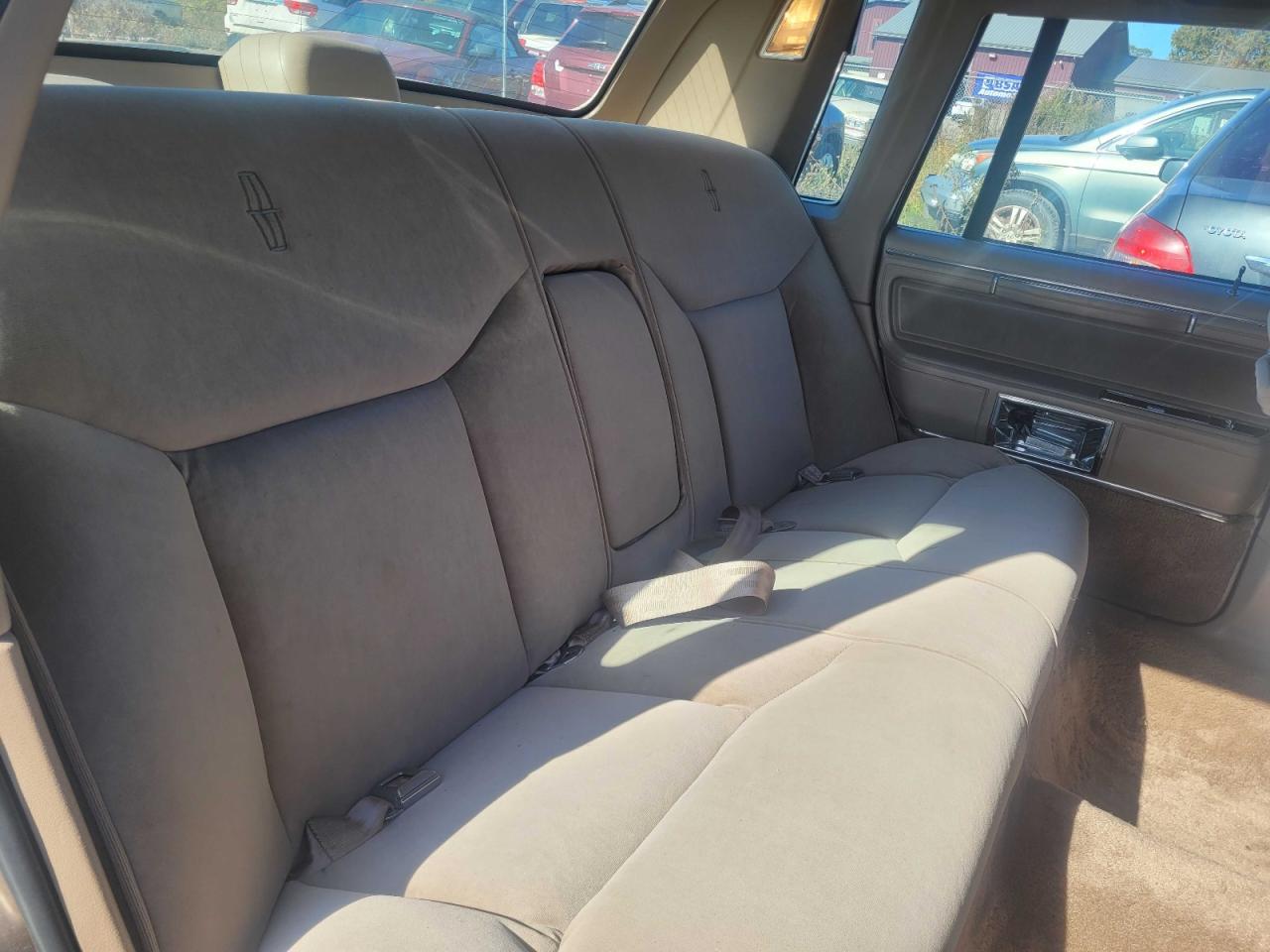 1988 Lincoln Town Car Signature Gold vin: 1LNBM82F3JY787229