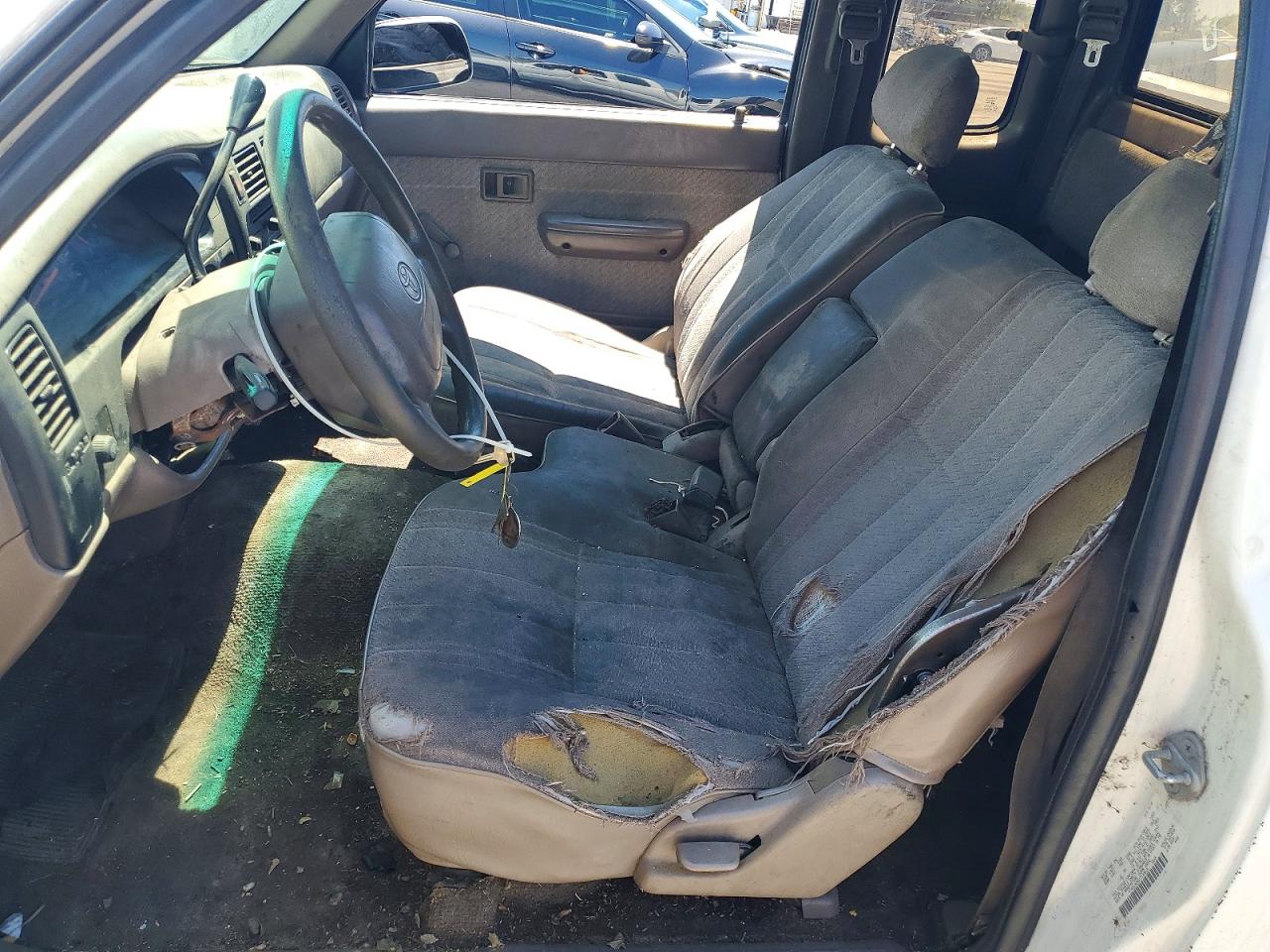1996 Toyota Tacoma Base White vin: 4TAVL52N5TZ192613
