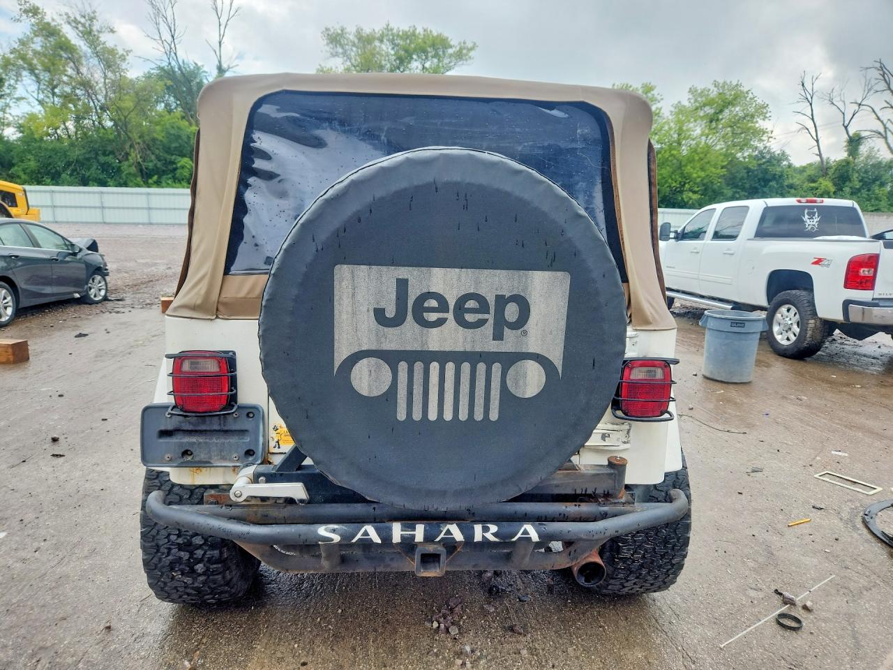 1999 Jeep Wrangler / Tj Sahara White vin: 1J4FY49S9XP465466