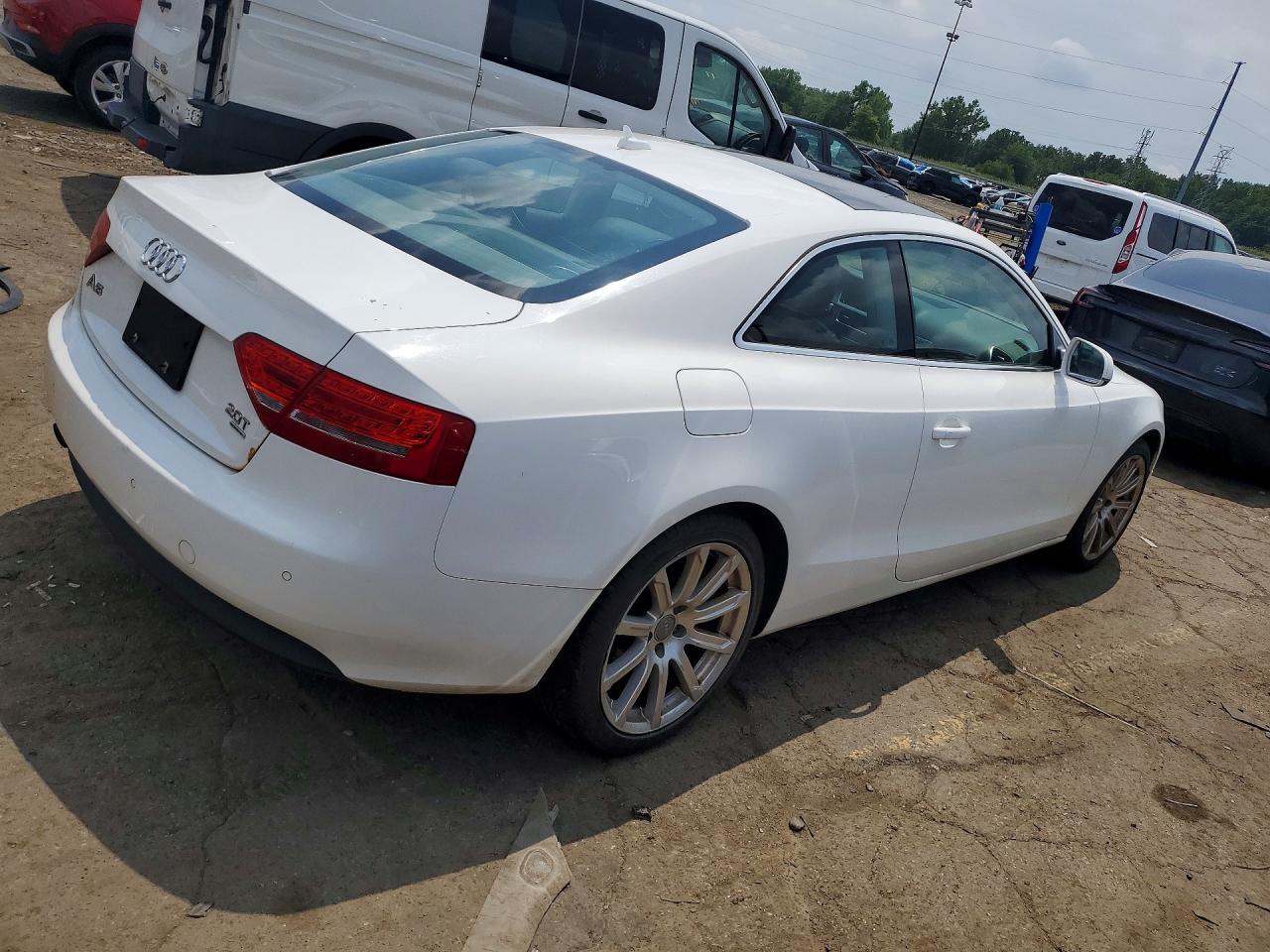 2011 Audi A5 Premium Plus Белый vin: WAULFAFR9BA080948