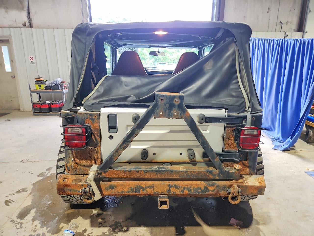 2002 Jeep Wrangler / Tj X Silver vin: 1J4FA39S82P745127