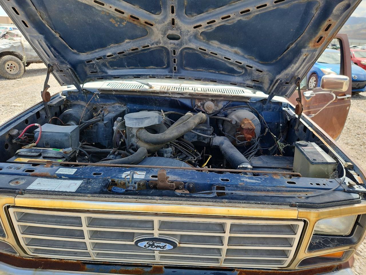 1986 Ford F150 Two Tone vin: 1FTCF15N3GPA03725