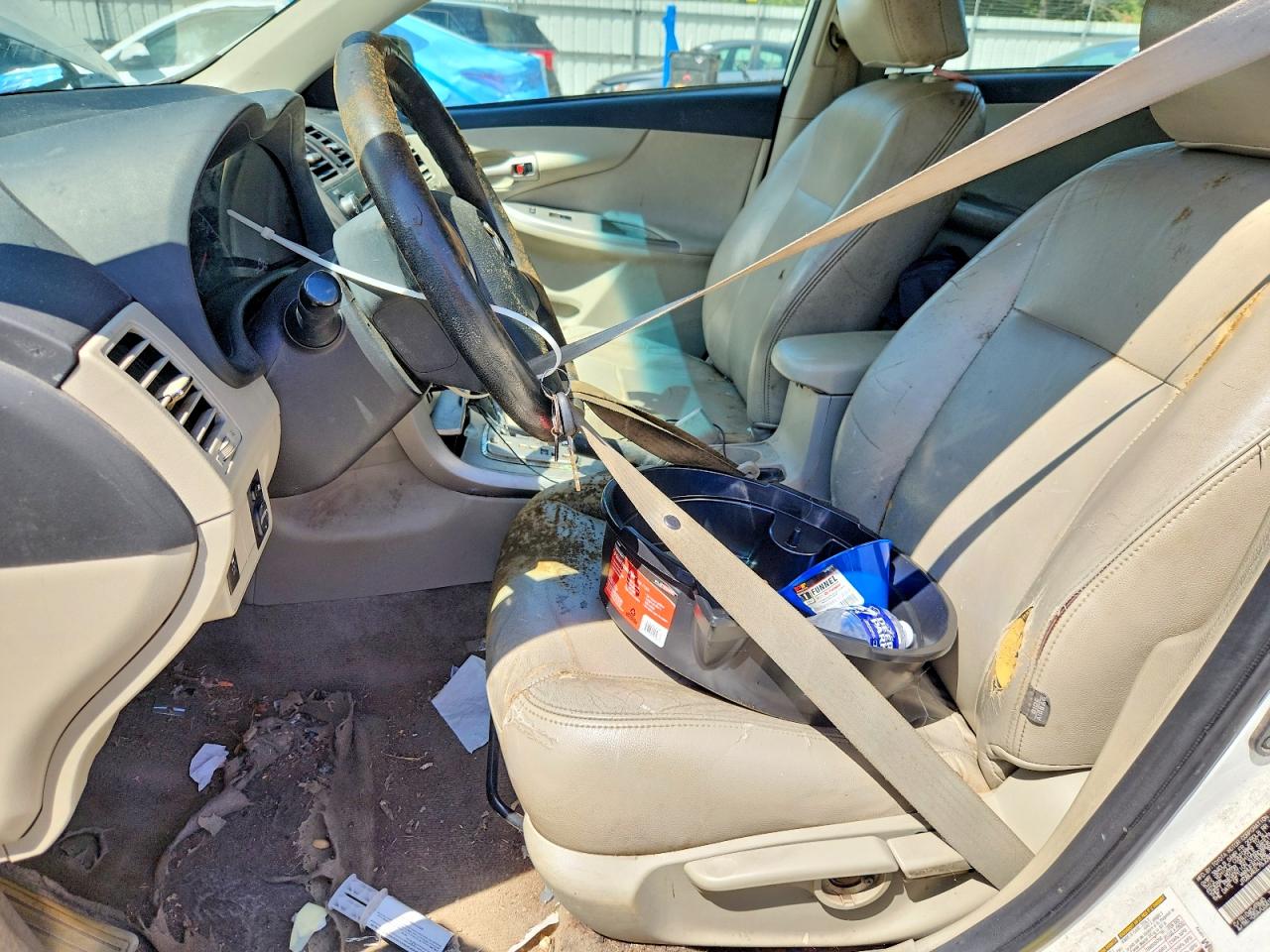 2011 Toyota Corolla Le White vin: JTDBU4EE7BJ093279