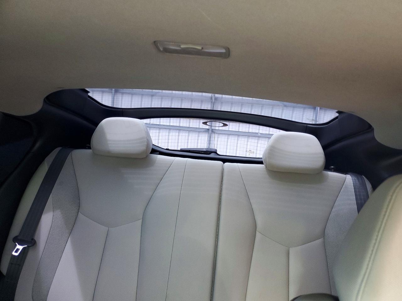 2013 Hyundai Veloster Base White vin: KMHTC6AD7DU105301