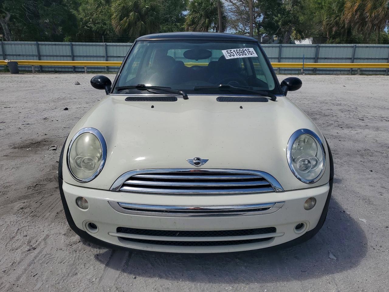 2005 Mini Cooper White vin: WMWRC33425TJ66215
