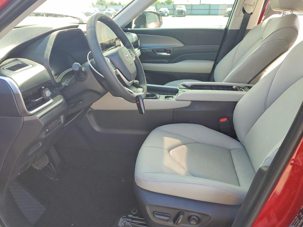 2025 Toyota Grand Highlander Xle Red vin: 5TDAAAB52SS100262