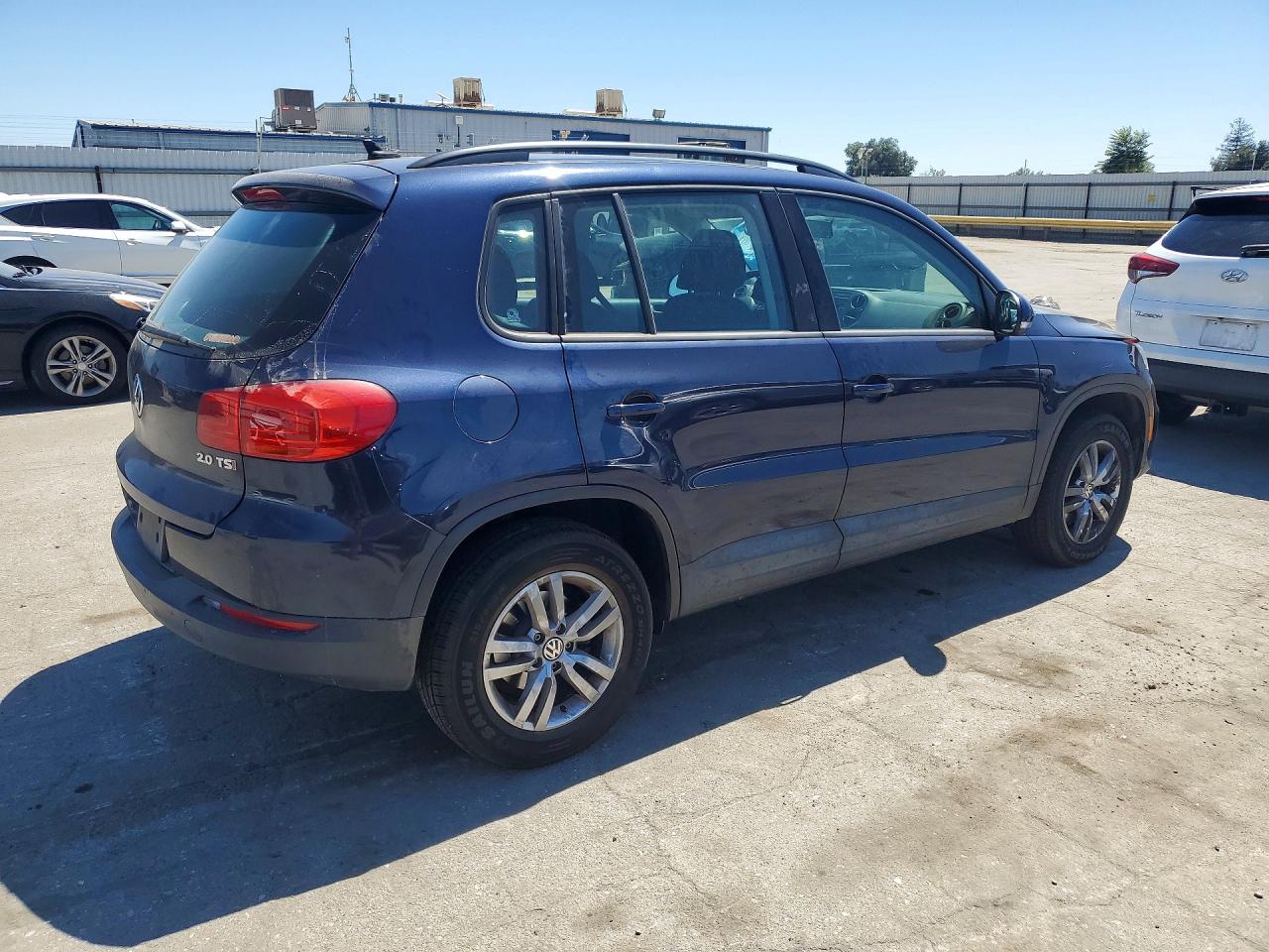 2015 Volkswagen Tiguan S Синий vin: WVGAV7AX6FW524233