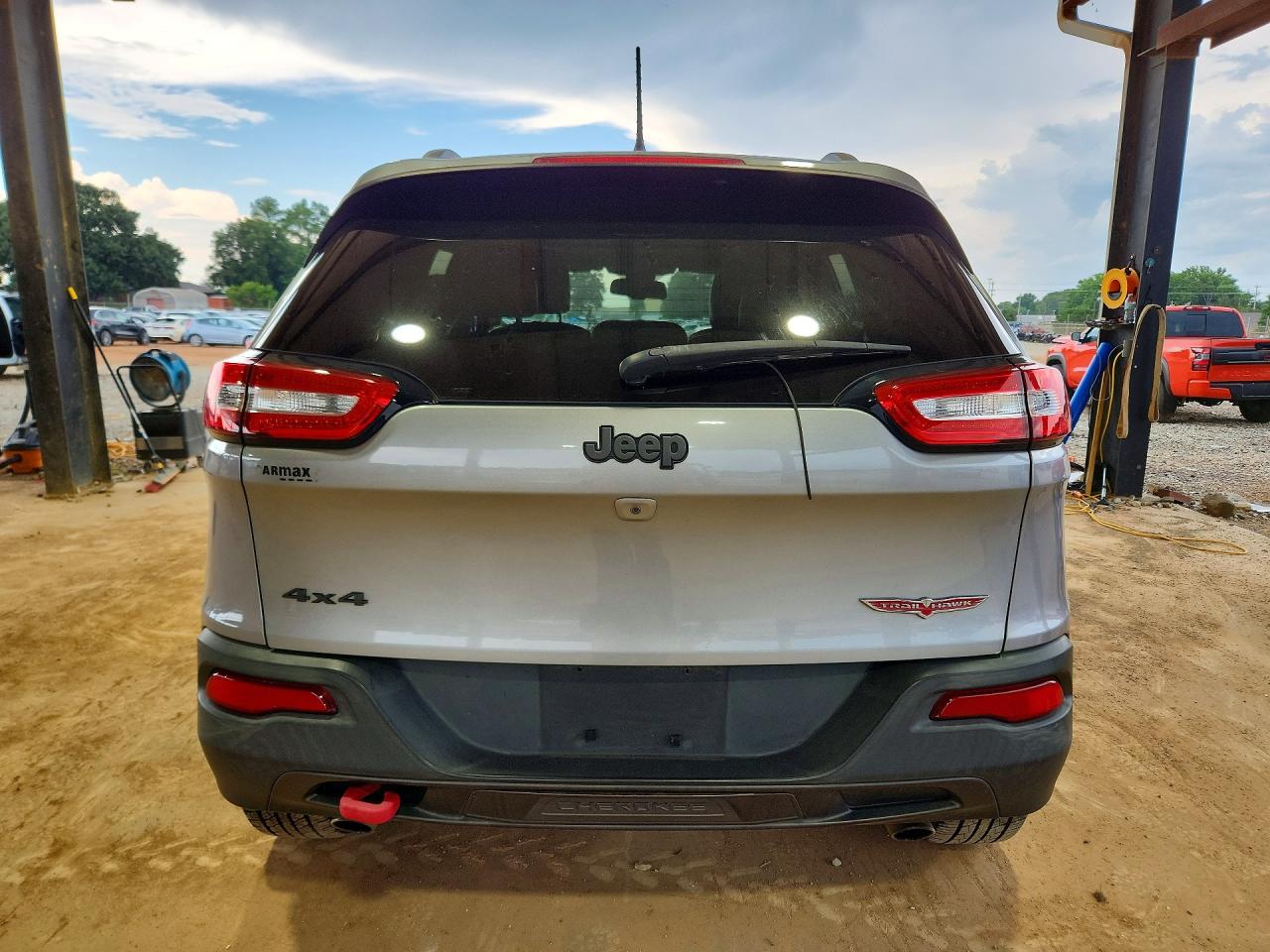 2015 Jeep Cherokee Trailhawk Silver vin: 1C4PJMBS3FW680872