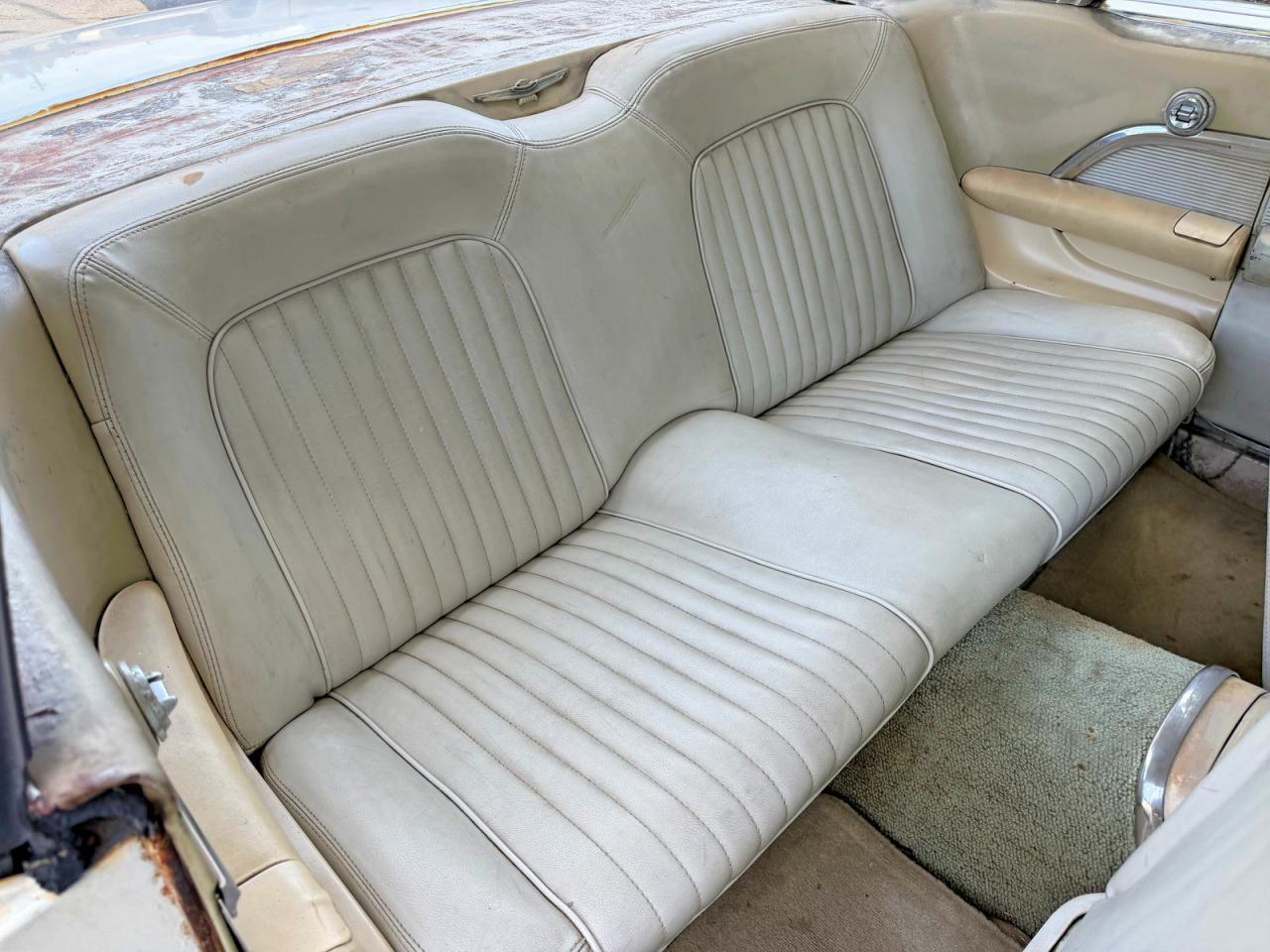 1961 Ford T-bird Two Tone vin: 1Y71Z139615
