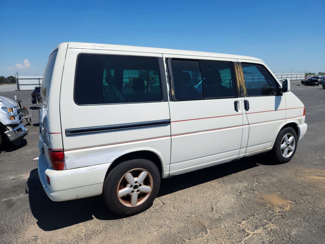 2002 Volkswagen Eurovan Gls White vin: WV2KB47082H066379