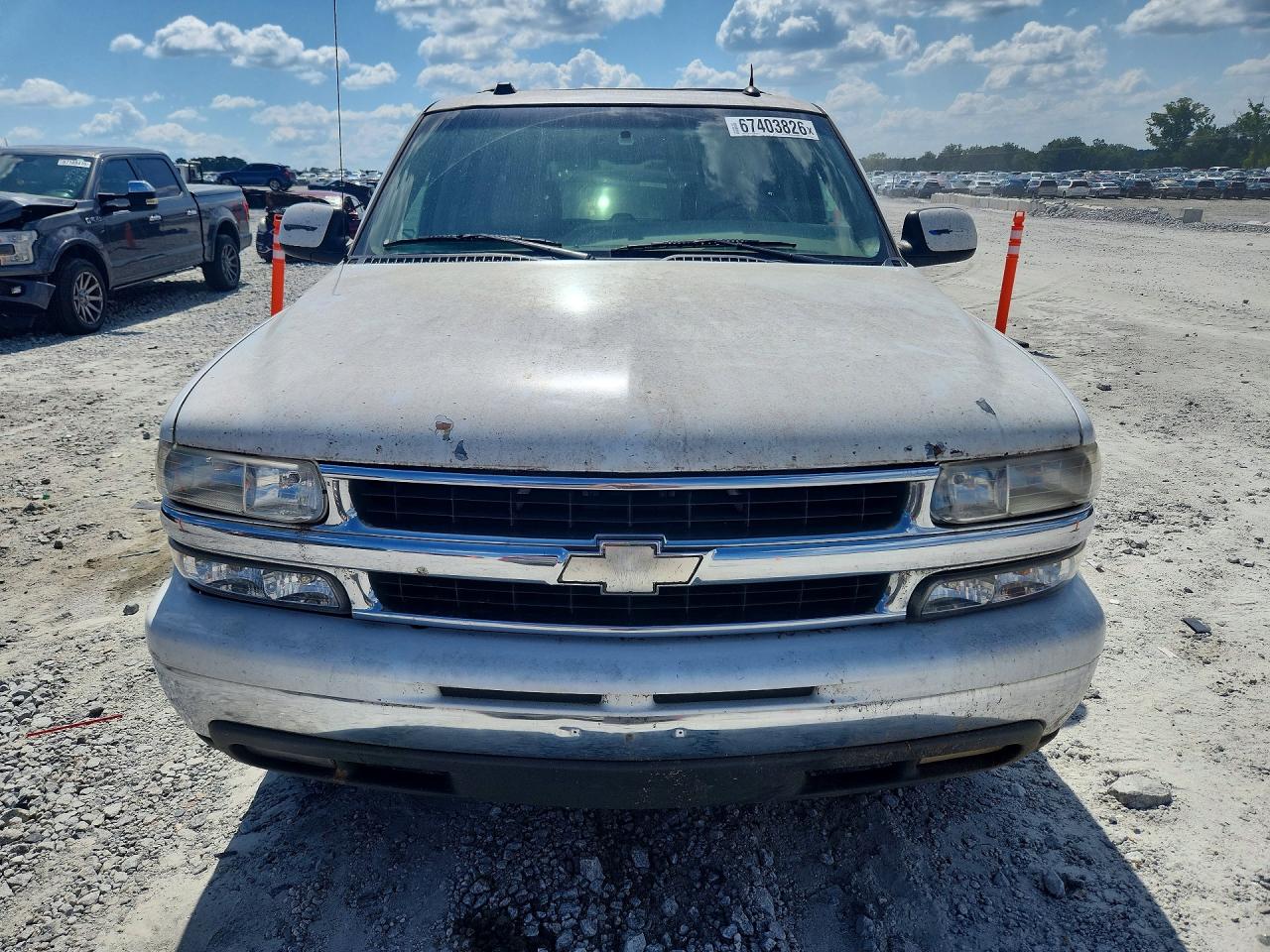 2004 Chevrolet Suburban C1500 White vin: 3GNEC16Z34G246123