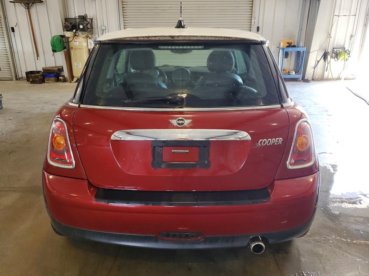 2009 Mini Cooper Maroon vin: WMWMF33519TU70314