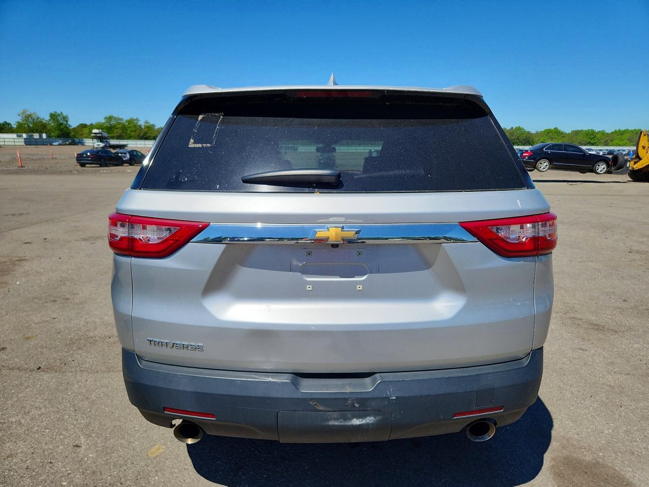 2019 Chevrolet Traverse Ls Серебряный vin: 1GNERFKW1KJ135685